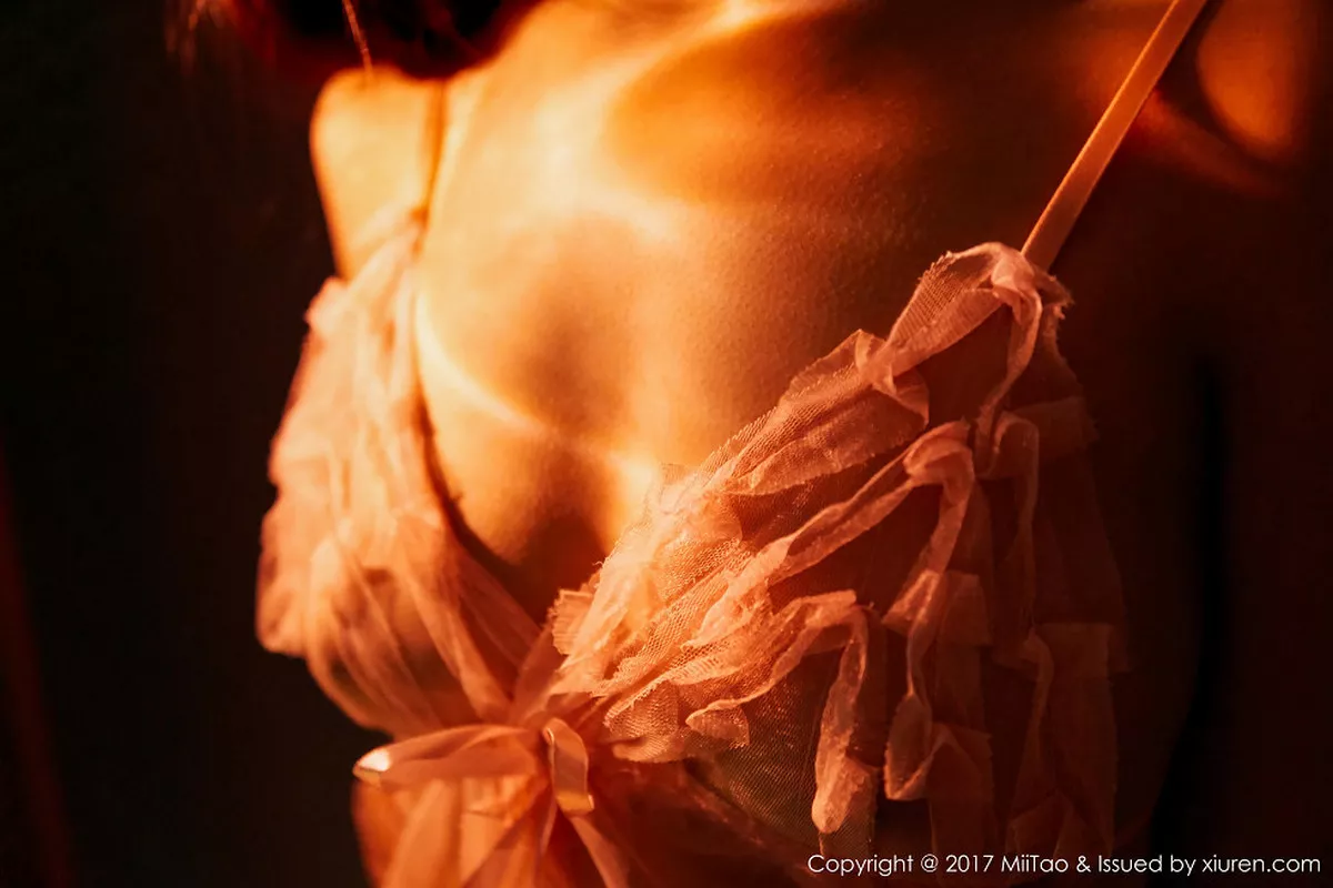 秀人集.com_[MiiTao蜜桃社]Vol.086_嫩模瑞欣大尺度私房粉嫩薄纱睡衣半脱秀傲人豪乳诱惑写真50P