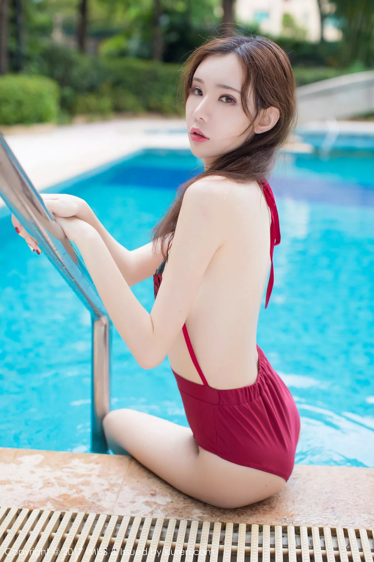 秀人集.com_[IMISS爱蜜社]Vol.205_玲珑女神萌琪琪Irene泳池红色比基尼湿身贵妃出浴诱惑写真47P