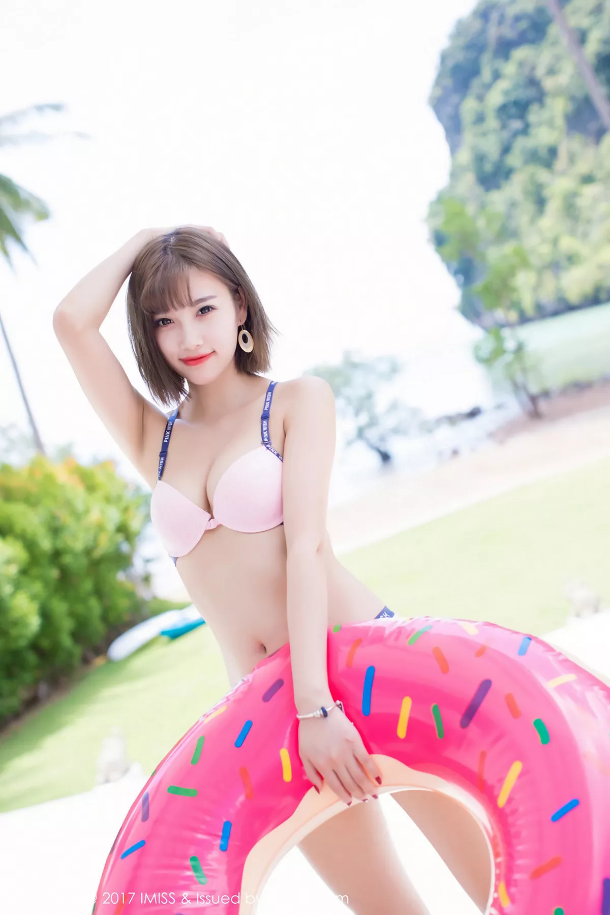 秀人集.com_[IMISS爱蜜社]Vol.201_女神杨晨晨sugar甲米旅拍泳池性感粉色比基尼迷人写真38P