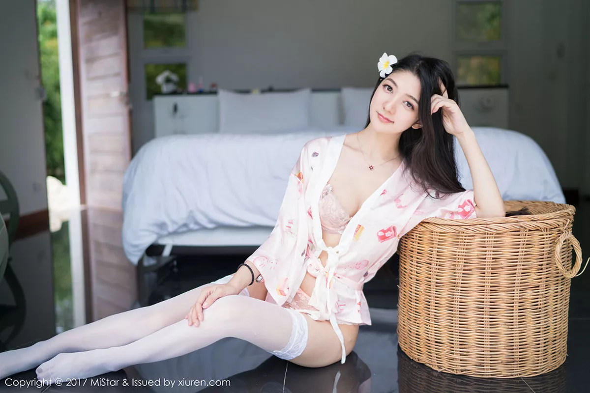 秀人集.com_[MiStar魅妍社]Vol.195_嫩模小热巴甲米旅拍粉色蕾丝内裤配蕾丝边白丝袜诱惑写真50P