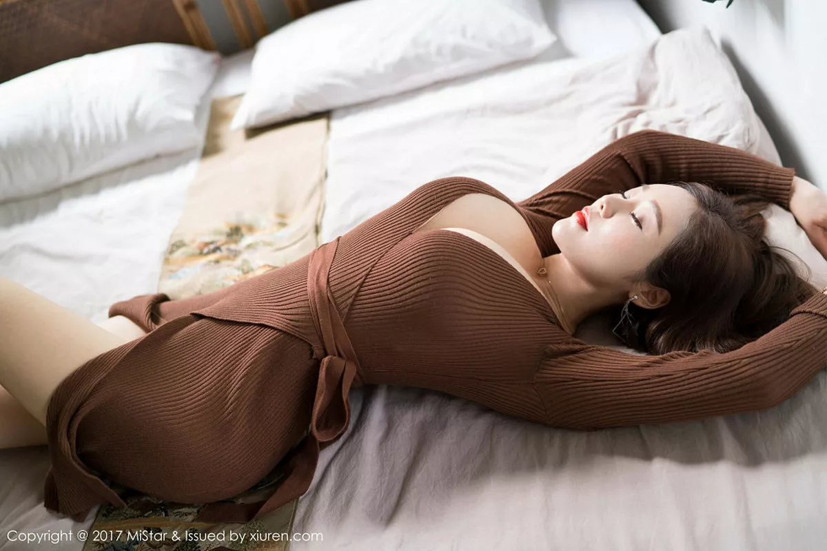 秀人集.com_[MiStar魅妍社]Vol.201_嫩模雪千紫泰国清迈旅拍黑色蕾丝肚兜配丁字裤诱惑写真40P