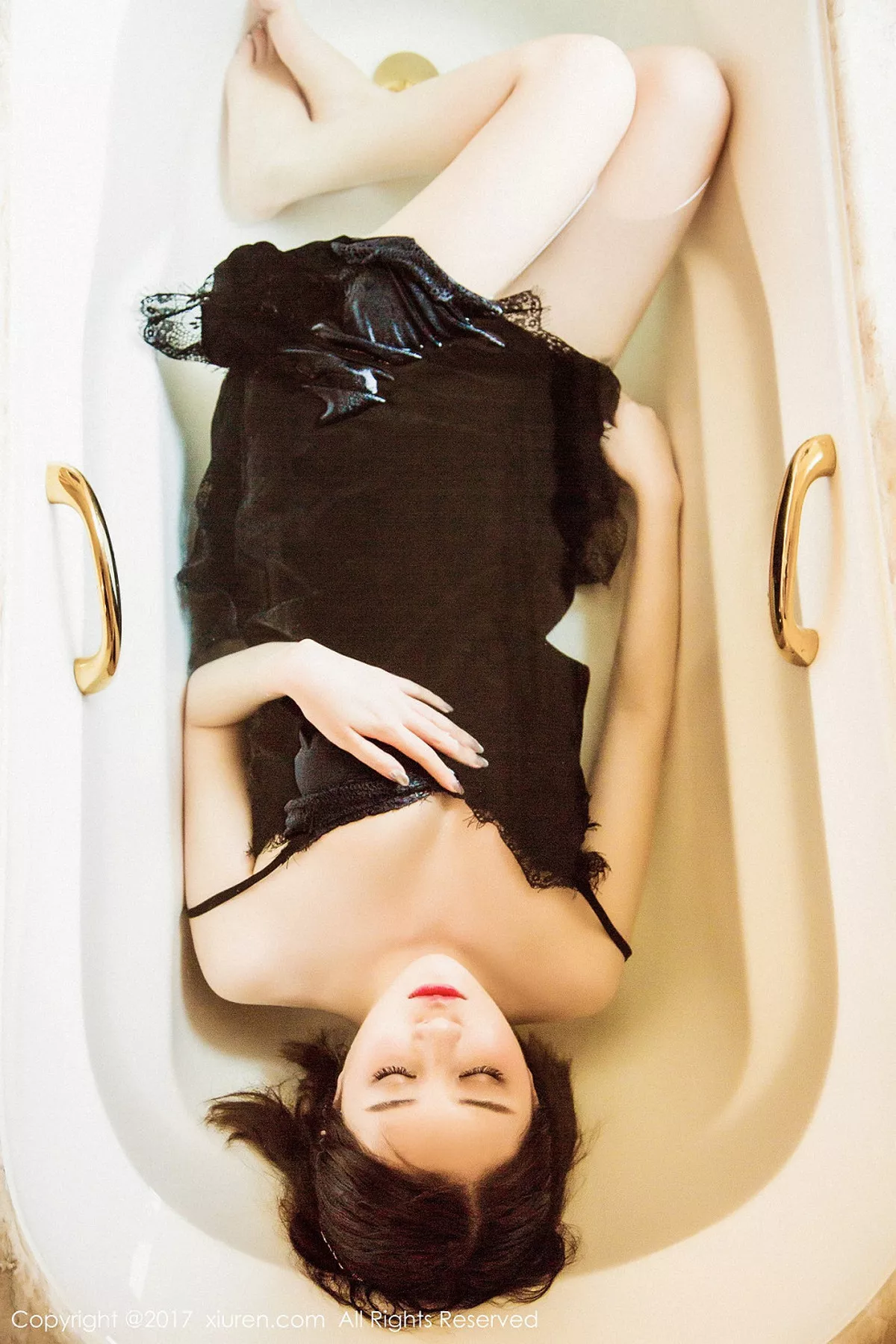 秀人集.com_[XiuRen秀人网]No.879_嫩模女神廿十黑色蕾丝睡裙秀完美身材浴室湿身诱惑写真48P