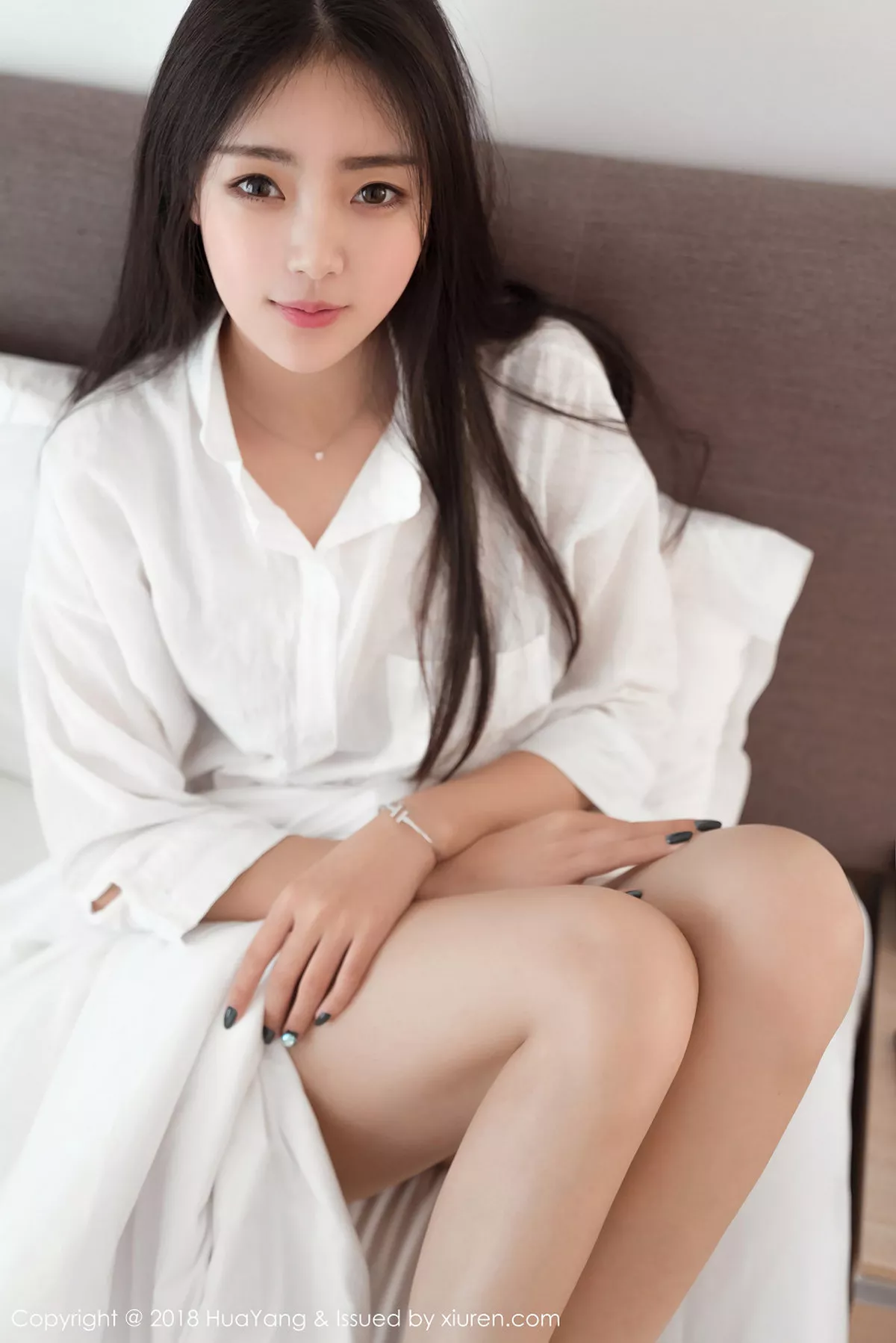 秀人集.com_[HuaYang花漾]Vol.027_嫩模可乐Vicky泰国旅拍居家床上性感白衬衣迷人写真30P