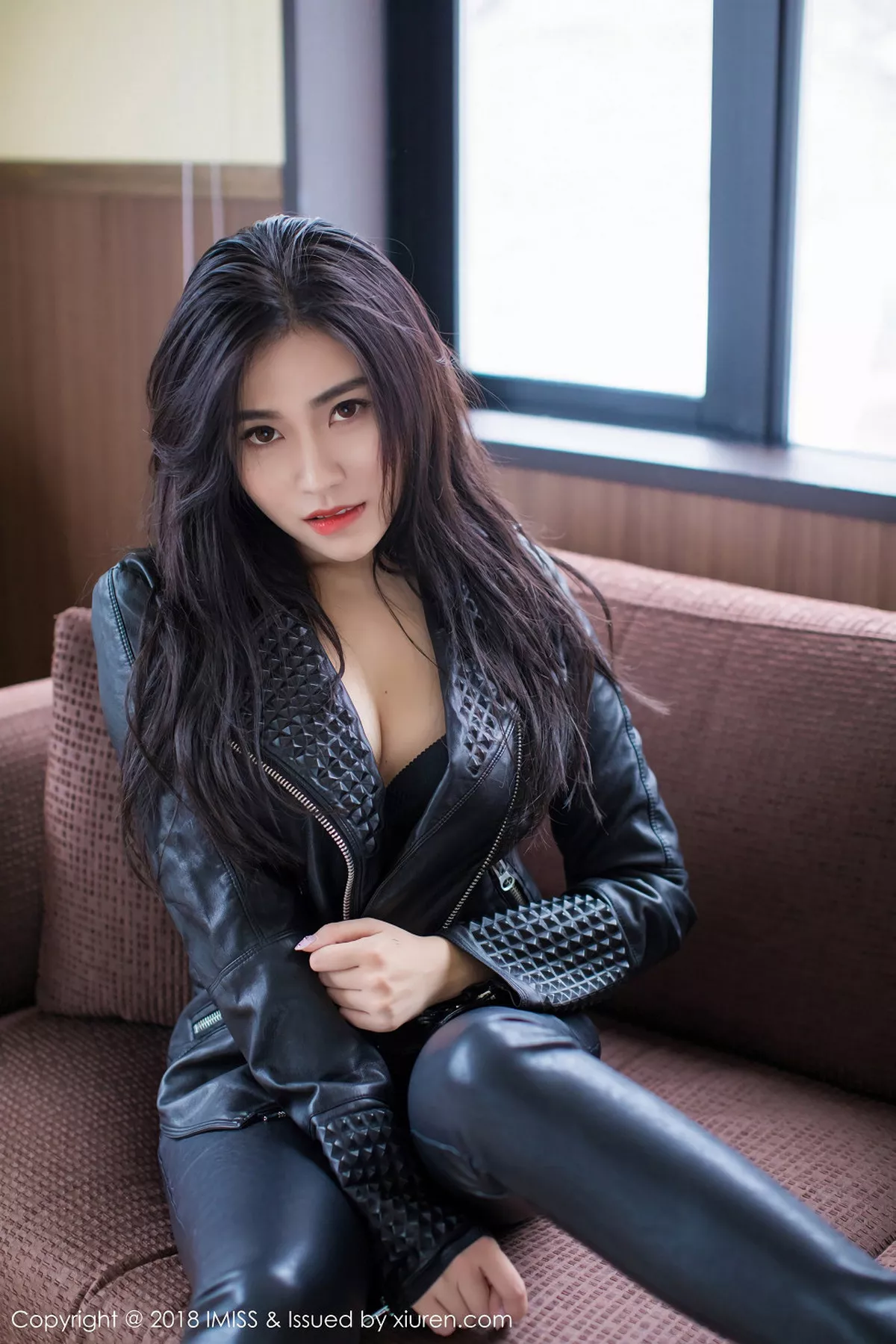 秀人集.com_[IMISS爱蜜社]Vol.213_女神许诺Sabrina北海道旅拍黑色皮衣配黑色内衣完美诱惑写真34P