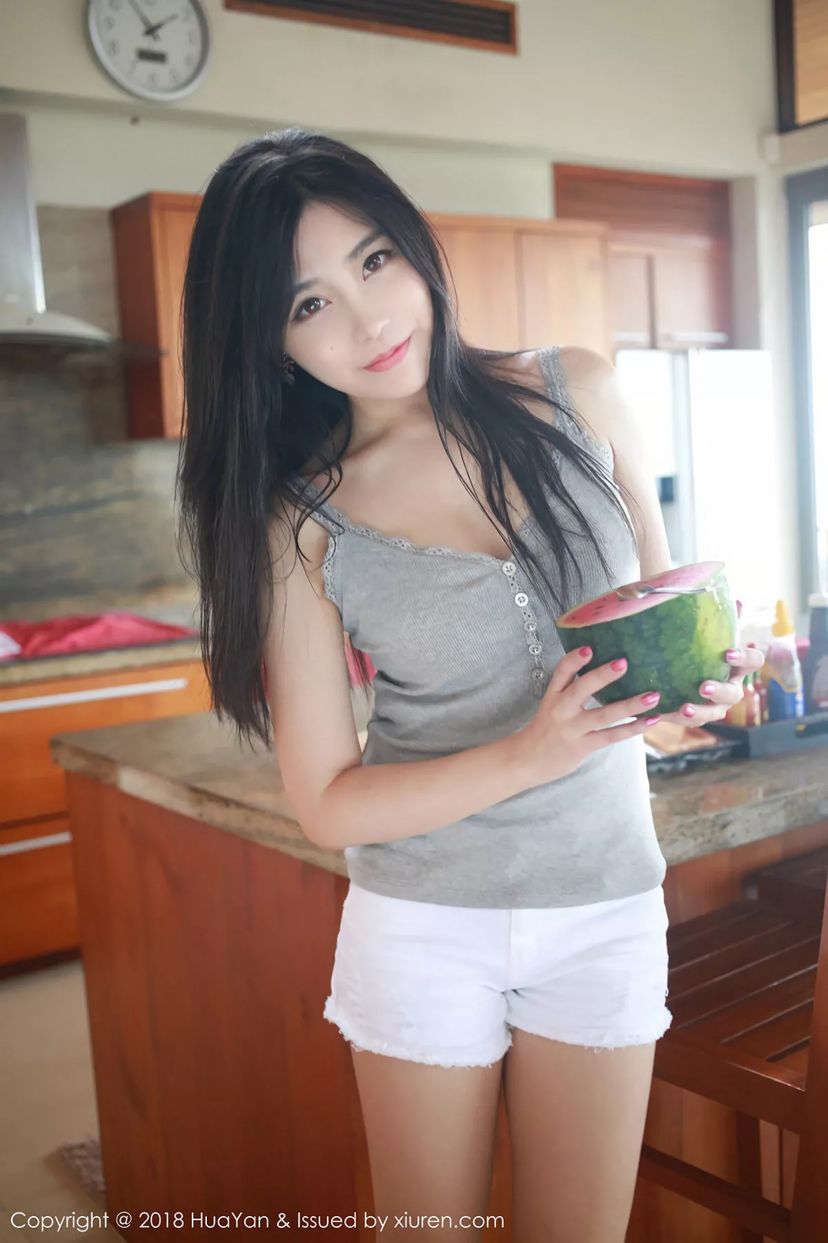 秀人集.com_[HuaYan花の颜]Vol.054_嫩模许诺Sabrina苏梅岛旅拍灰色吊带背心清新迷人写真30P