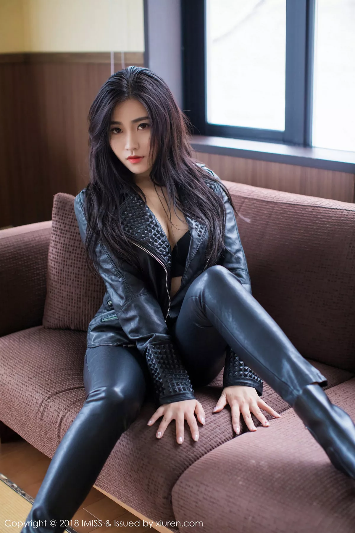 秀人集.com_[IMISS爱蜜社]Vol.213_女神许诺Sabrina北海道旅拍黑色皮衣配黑色内衣完美诱惑写真34P