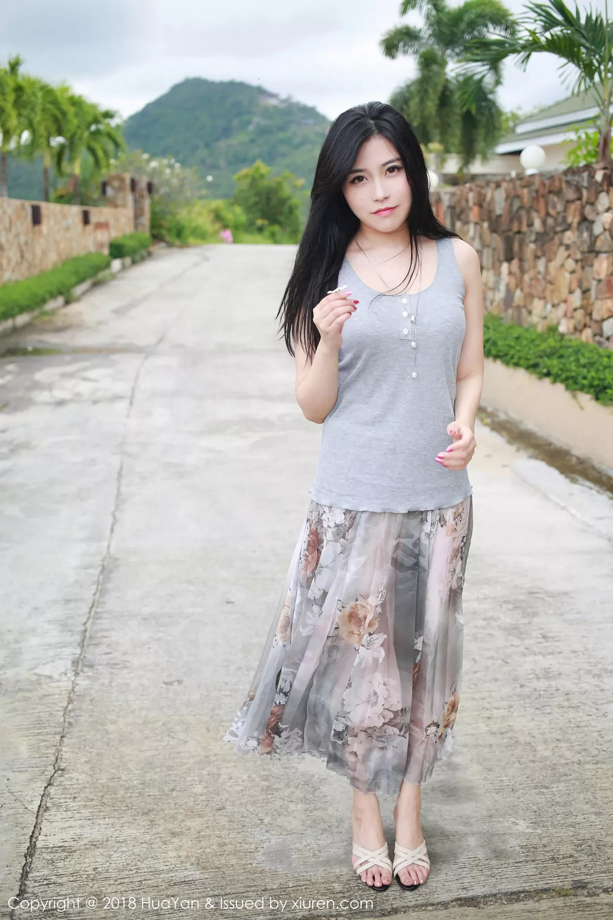 秀人集.com_[HuaYan花の颜]Vol.054_嫩模许诺Sabrina苏梅岛旅拍灰色吊带背心清新迷人写真30P