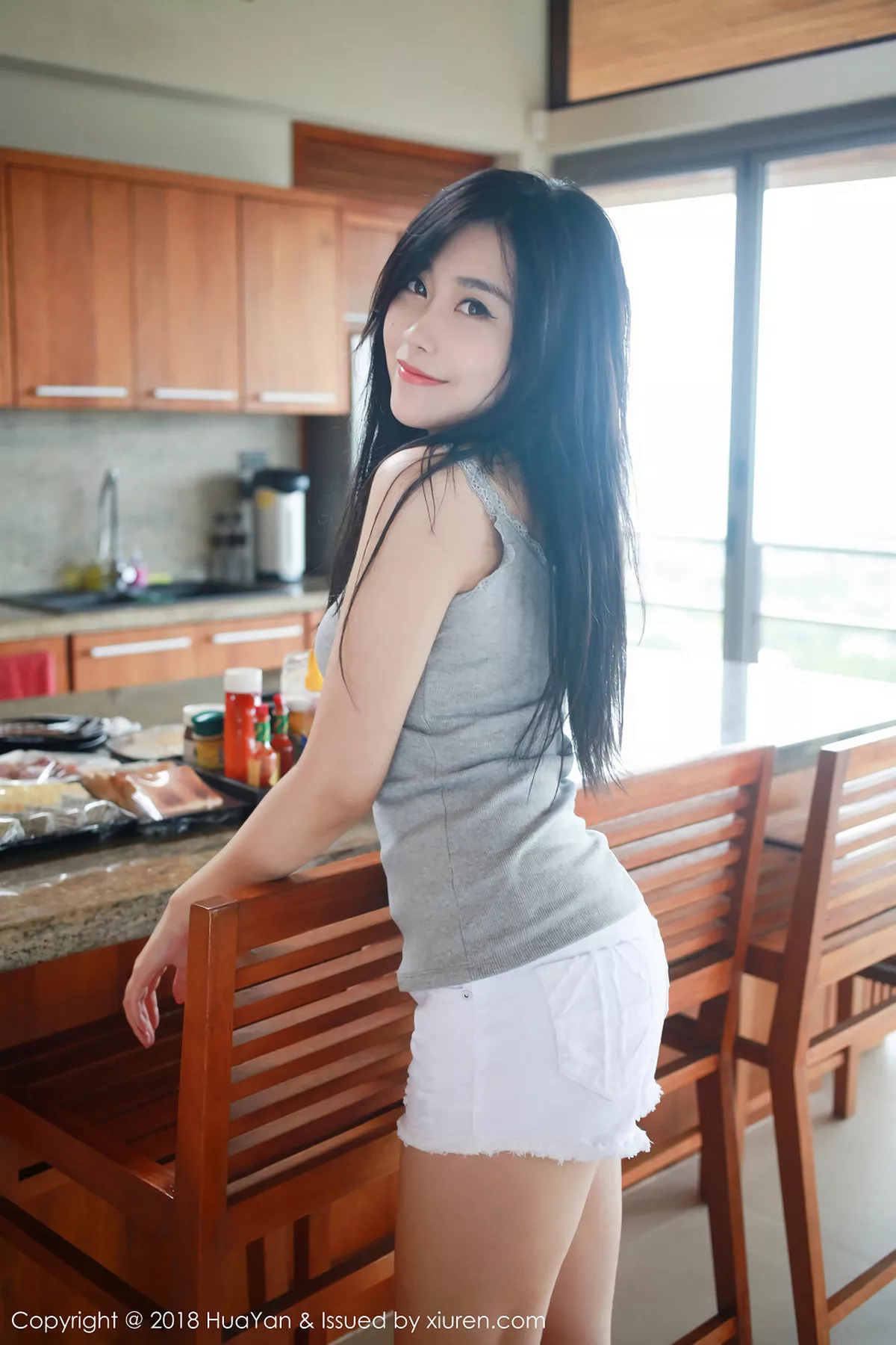 秀人集.com_[HuaYan花の颜]Vol.054_嫩模许诺Sabrina苏梅岛旅拍灰色吊带背心清新迷人写真30P