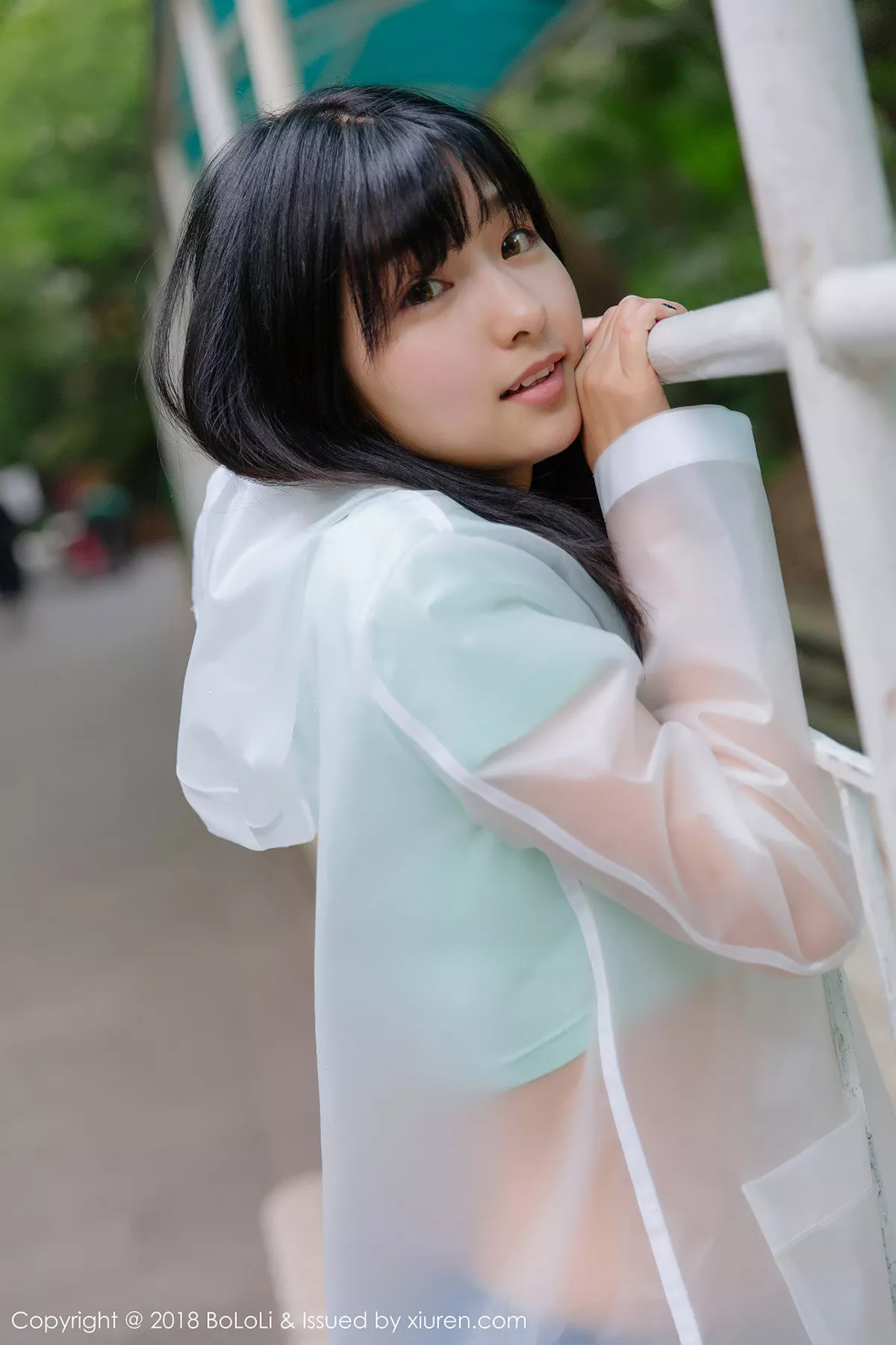 秀人集.com_[Tukmo兔几盟]Vol.106_嫩模球球雨天公园透明雨衣秀性感牛仔热裤迷人写真38P