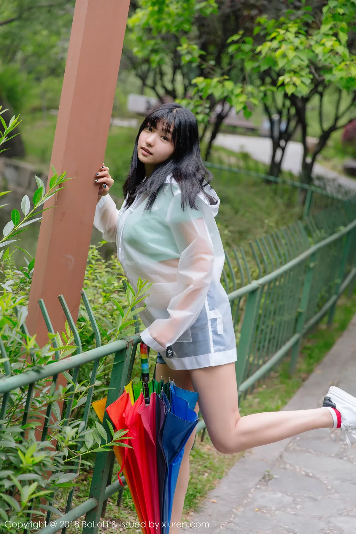 秀人集.com_[Tukmo兔几盟]Vol.106_嫩模球球雨天公园透明雨衣秀性感牛仔热裤迷人写真38P