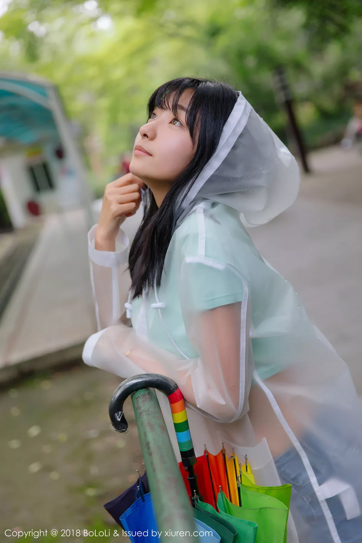 秀人集.com_[Tukmo兔几盟]Vol.106_嫩模球球雨天公园透明雨衣秀性感牛仔热裤迷人写真38P