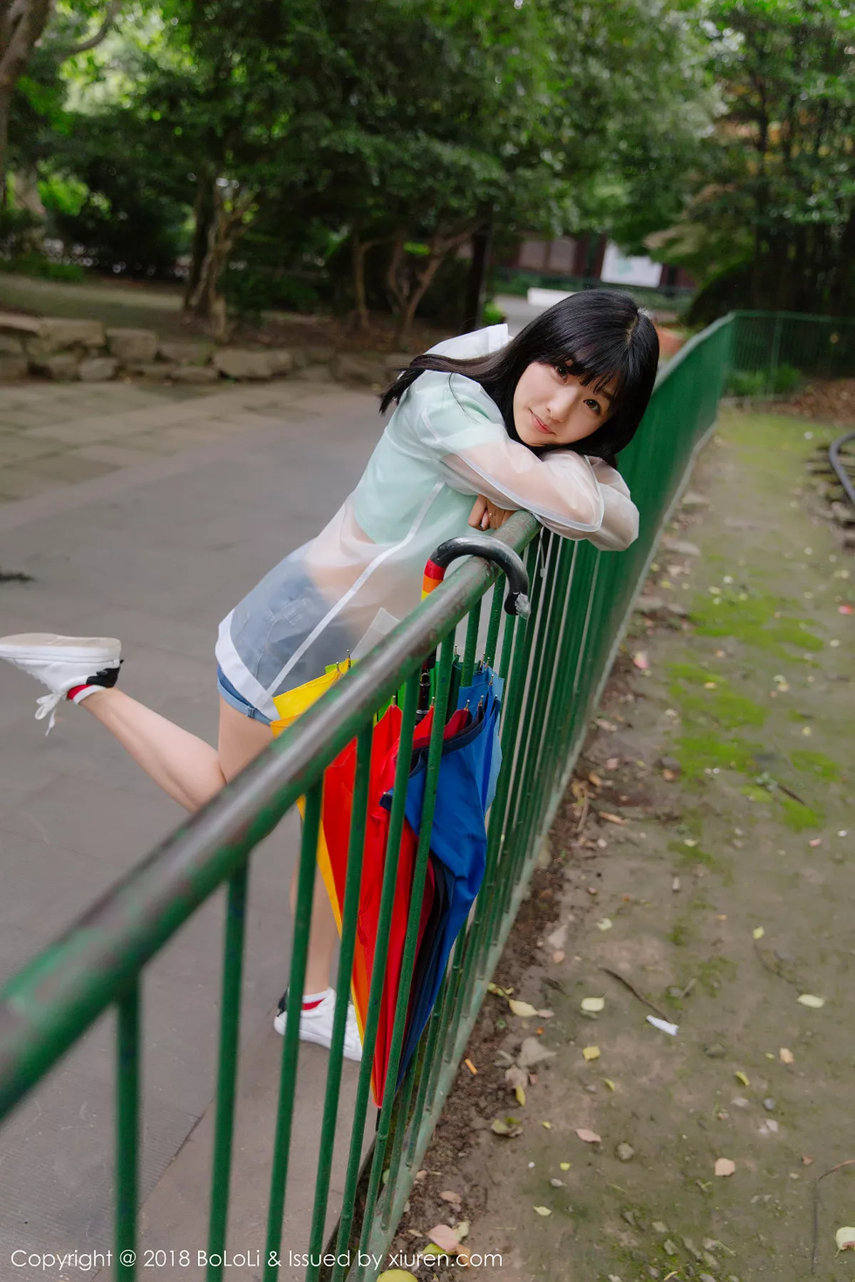 秀人集.com_[Tukmo兔几盟]Vol.106_嫩模球球雨天公园透明雨衣秀性感牛仔热裤迷人写真38P