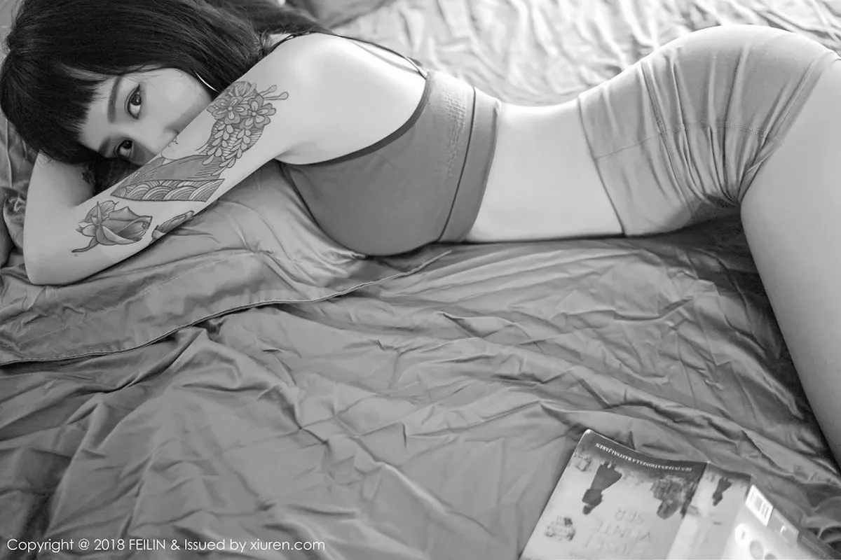 秀人集.com_[FeiLin嗲囡囡]Vol.129_嫩模赵艺璇居家私房性感内衣黑白风系列配彩色纹身写真39P