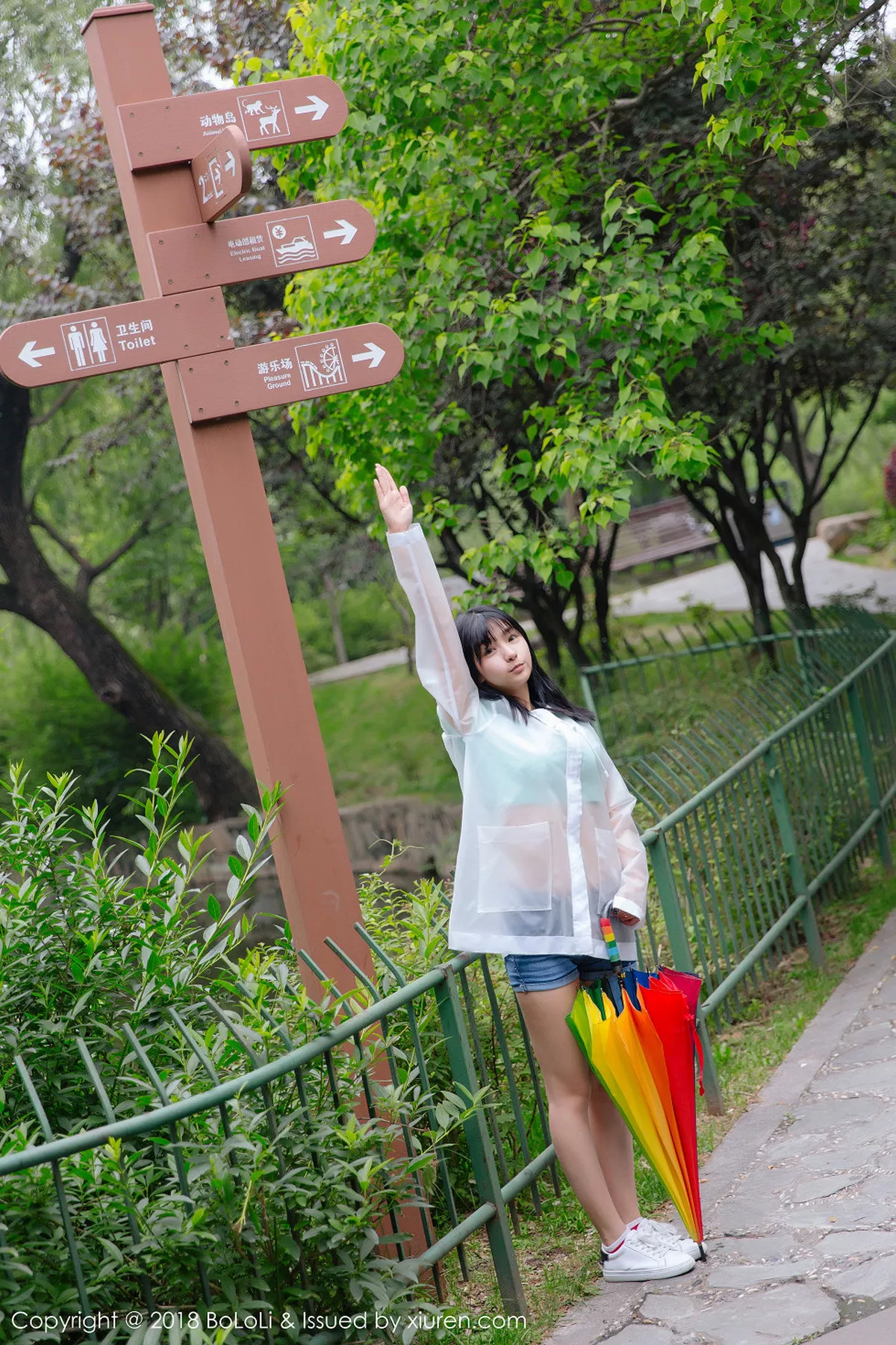 秀人集.com_[Tukmo兔几盟]Vol.106_嫩模球球雨天公园透明雨衣秀性感牛仔热裤迷人写真38P