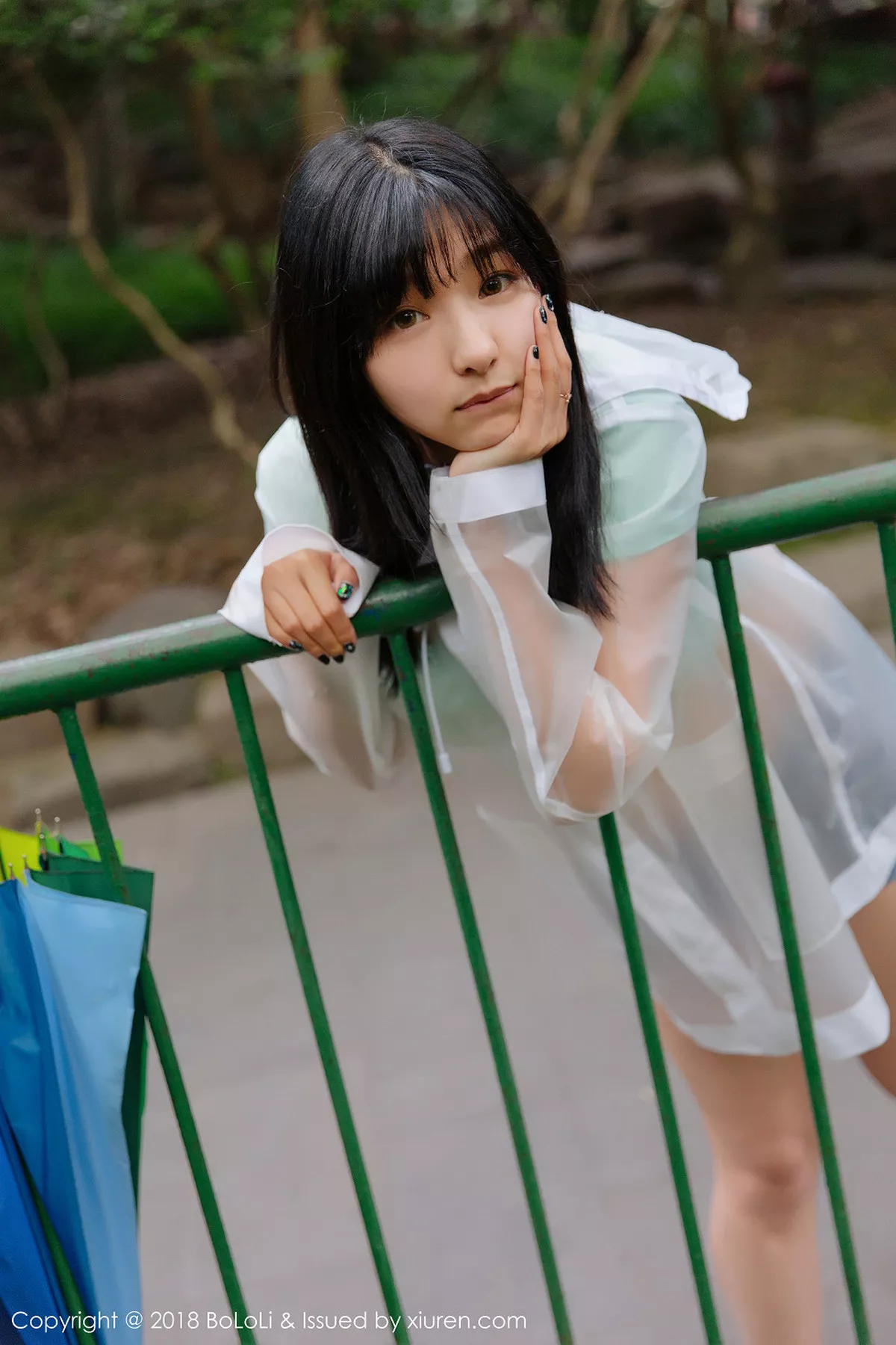 秀人集.com_[Tukmo兔几盟]Vol.106_嫩模球球雨天公园透明雨衣秀性感牛仔热裤迷人写真38P