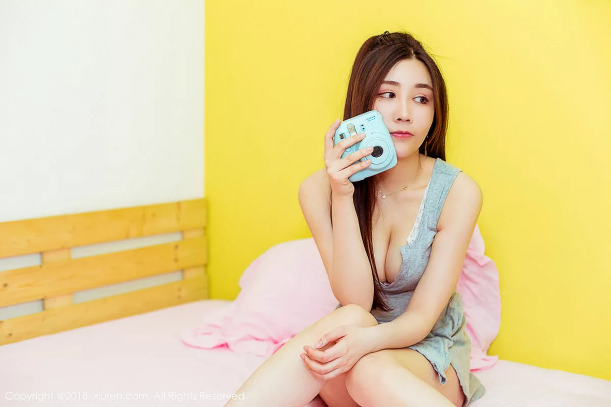 秀人集.com_[XiuRen秀人网]No.959_嫩模美昕Yumi吊带牛仔连身裙秀滑嫩肌肤完美身材性感写真83P