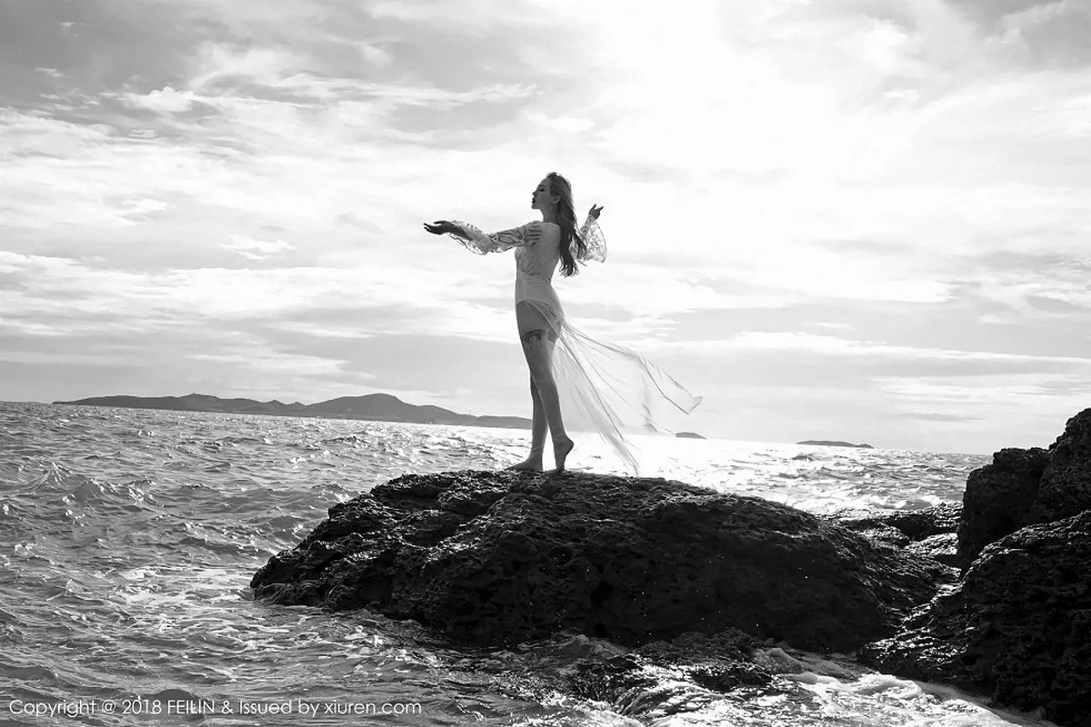 秀人集.com_[FeiLin嗲囡囡]Vol.136_嫩模晗大大Via户外泳池边性感比基尼秀完美身材湿身诱惑写真38P