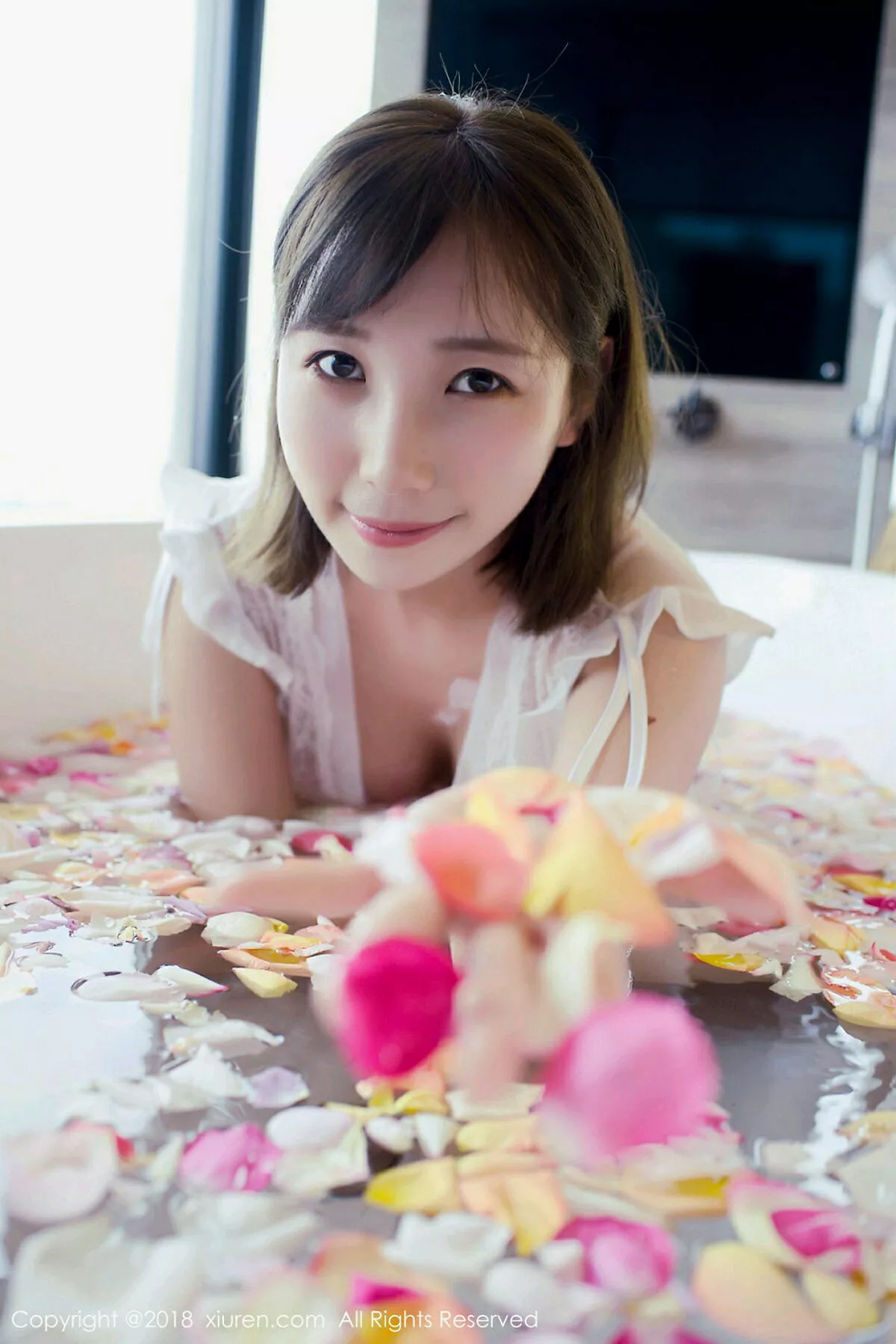 秀人集.com_[XiuRen秀人网]No.981_嫩模枝恩居家私房浴缸里玫瑰花瓣浴真空湿身诱惑写真57P