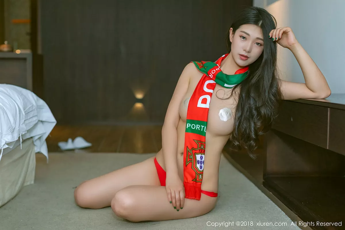 秀人集.com_[XiuRen秀人网]No.1018_性感女神宋KiKi世界杯球队围巾真空露豪乳撩人诱惑写真40P