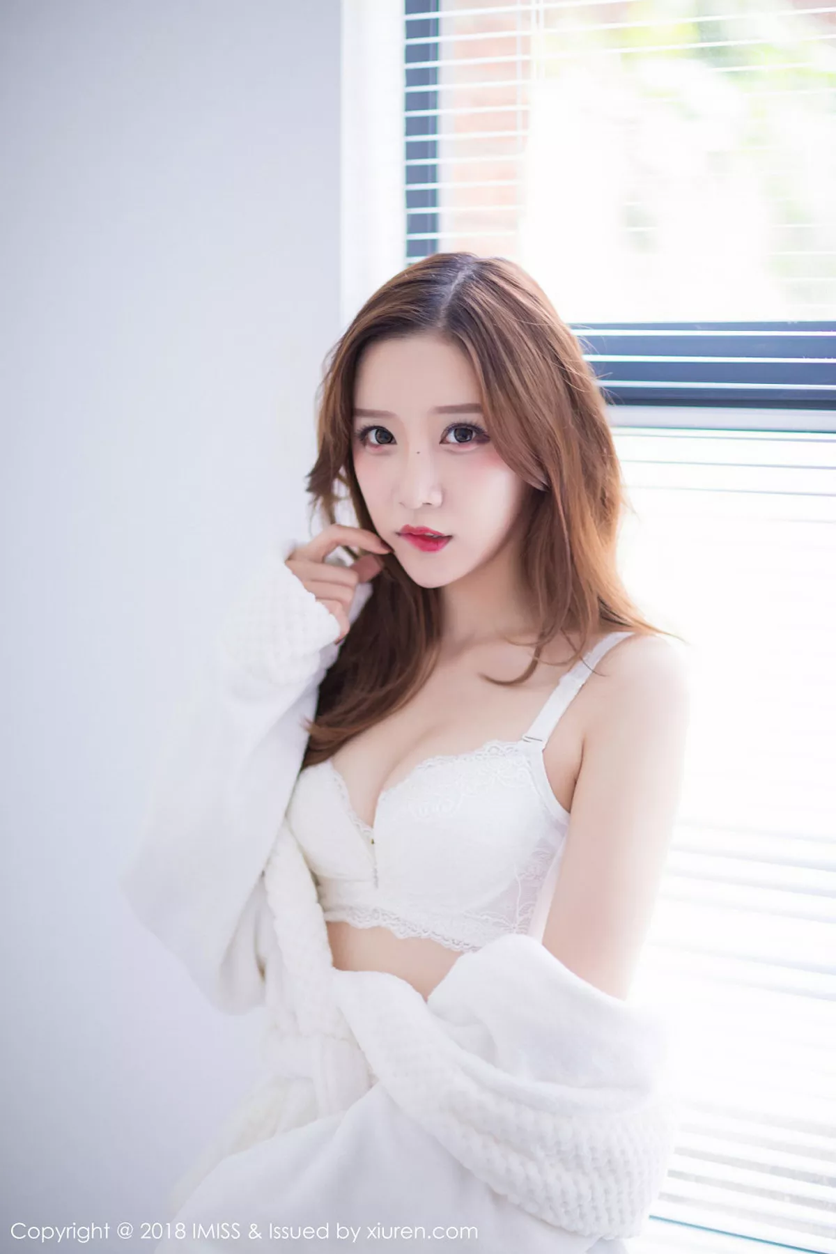 秀人集.com_[IMISS爱蜜社]Vol.233_新人嫩模小琳白色蕾丝连身裙+私房浴袍秀豪乳诱惑写真44P