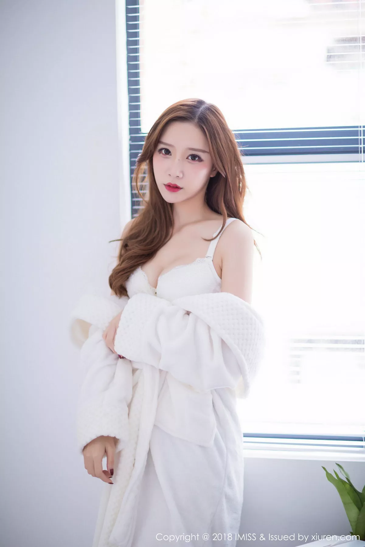 秀人集.com_[IMISS爱蜜社]Vol.233_新人嫩模小琳白色蕾丝连身裙+私房浴袍秀豪乳诱惑写真44P
