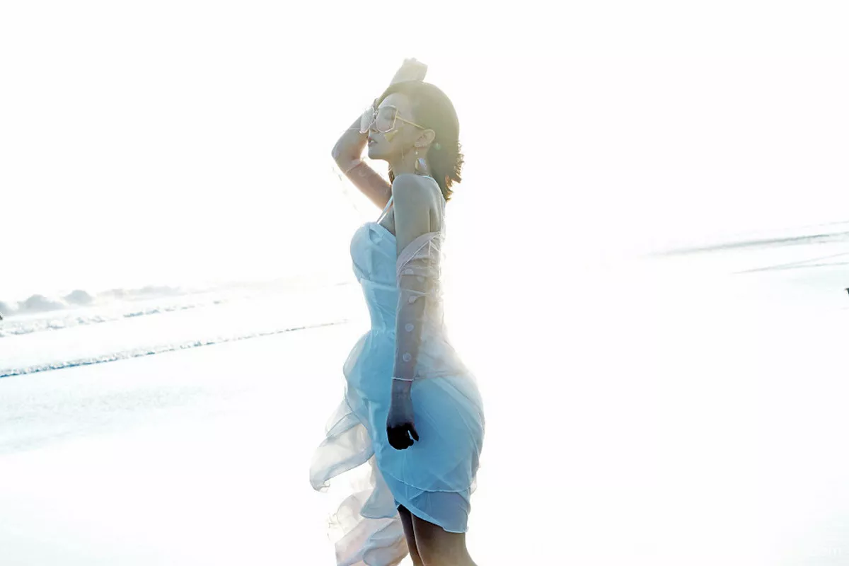 秀人集.com_[FeiLin嗲囡囡]Vol.142_嫩模冯木木LRIS班塔延岛旅拍海边清新吊带连身裙写真46P