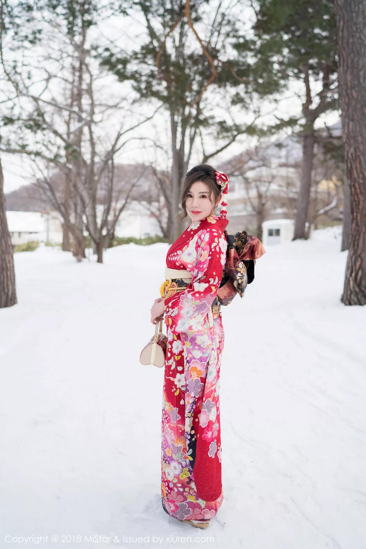 秀人集.com_[MiStar魅妍社]Vol.228_嫩模小奶昔Kyra北海道旅拍浴缸里蕾丝内衣湿身秀翘臀诱惑写真35P