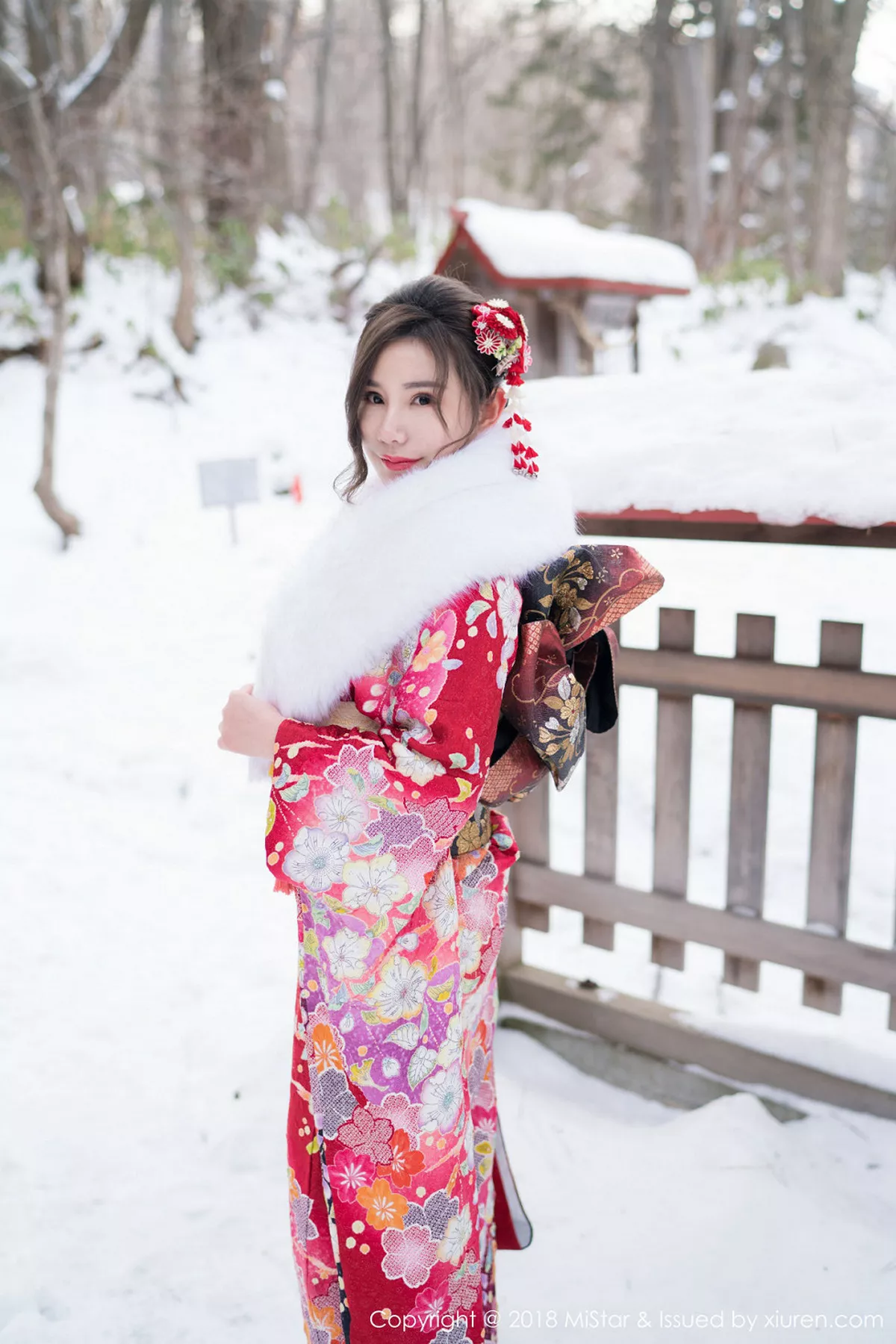 秀人集.com_[MiStar魅妍社]Vol.228_嫩模小奶昔Kyra北海道旅拍浴缸里蕾丝内衣湿身秀翘臀诱惑写真35P