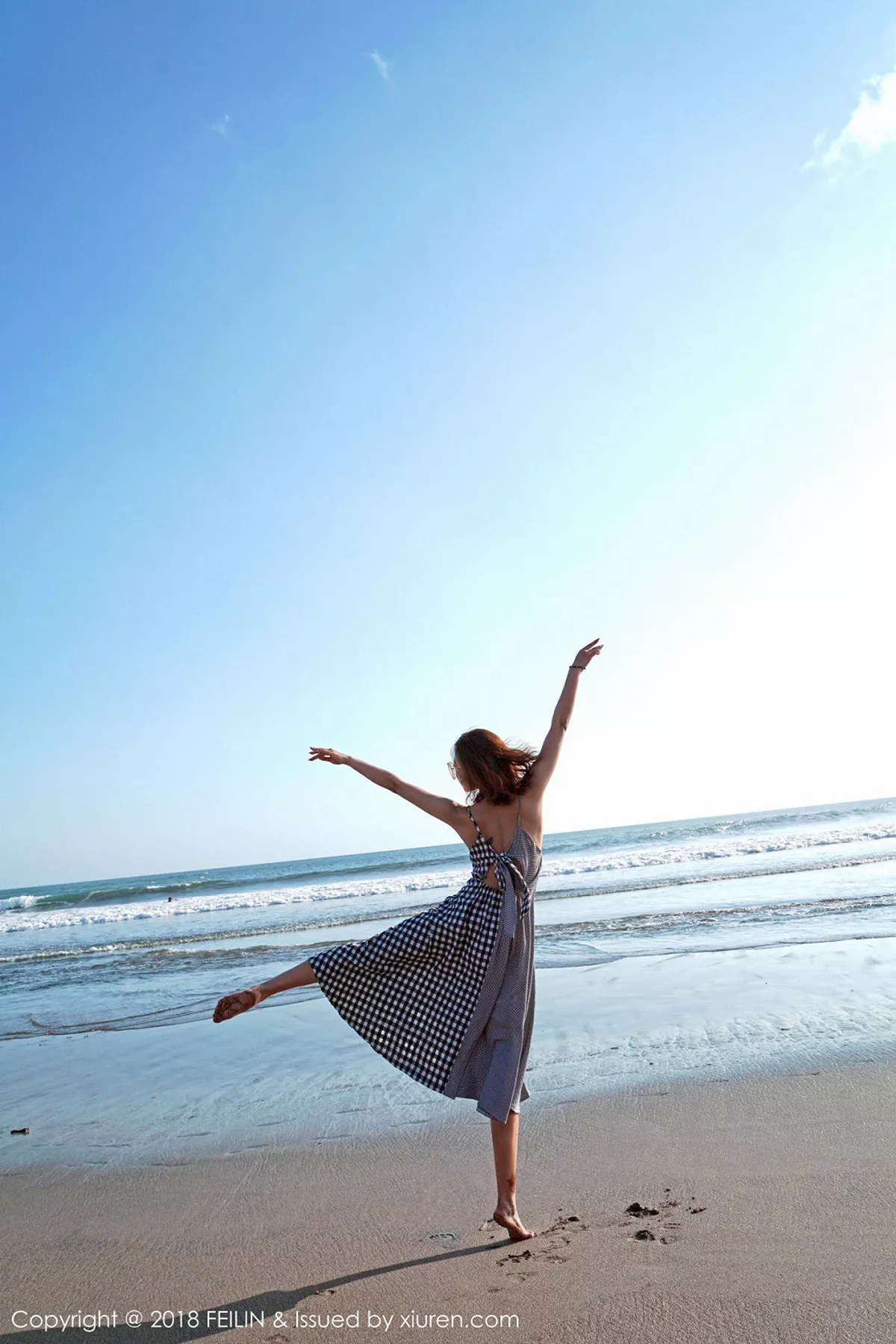 秀人集.com_[FeiLin嗲囡囡]Vol.142_嫩模冯木木LRIS班塔延岛旅拍海边清新吊带连身裙写真46P