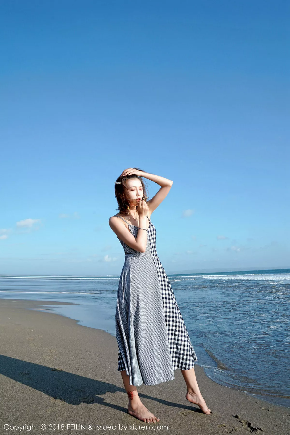 秀人集.com_[FeiLin嗲囡囡]Vol.142_嫩模冯木木LRIS班塔延岛旅拍海边清新吊带连身裙写真46P