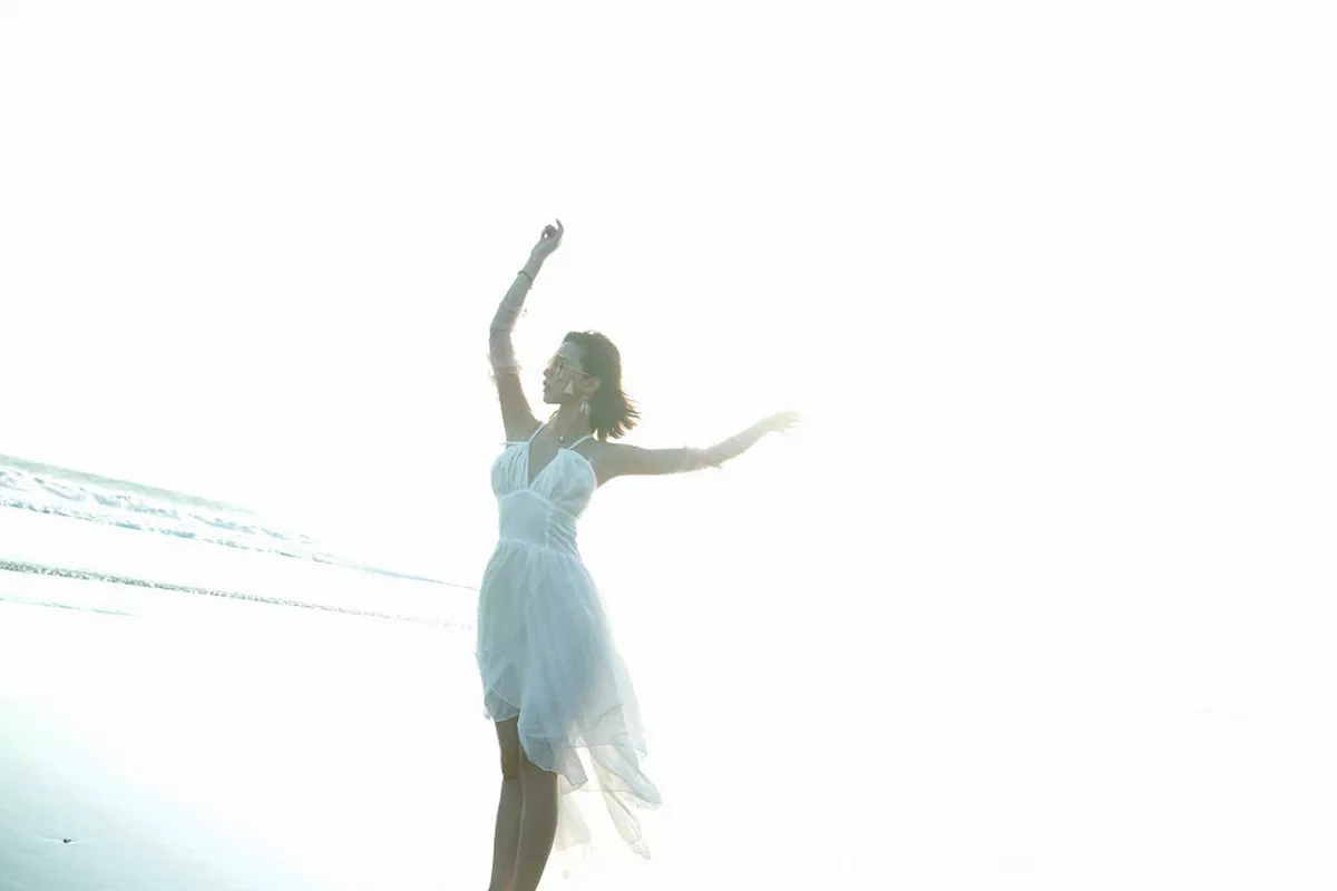 秀人集.com_[FeiLin嗲囡囡]Vol.142_嫩模冯木木LRIS班塔延岛旅拍海边清新吊带连身裙写真46P