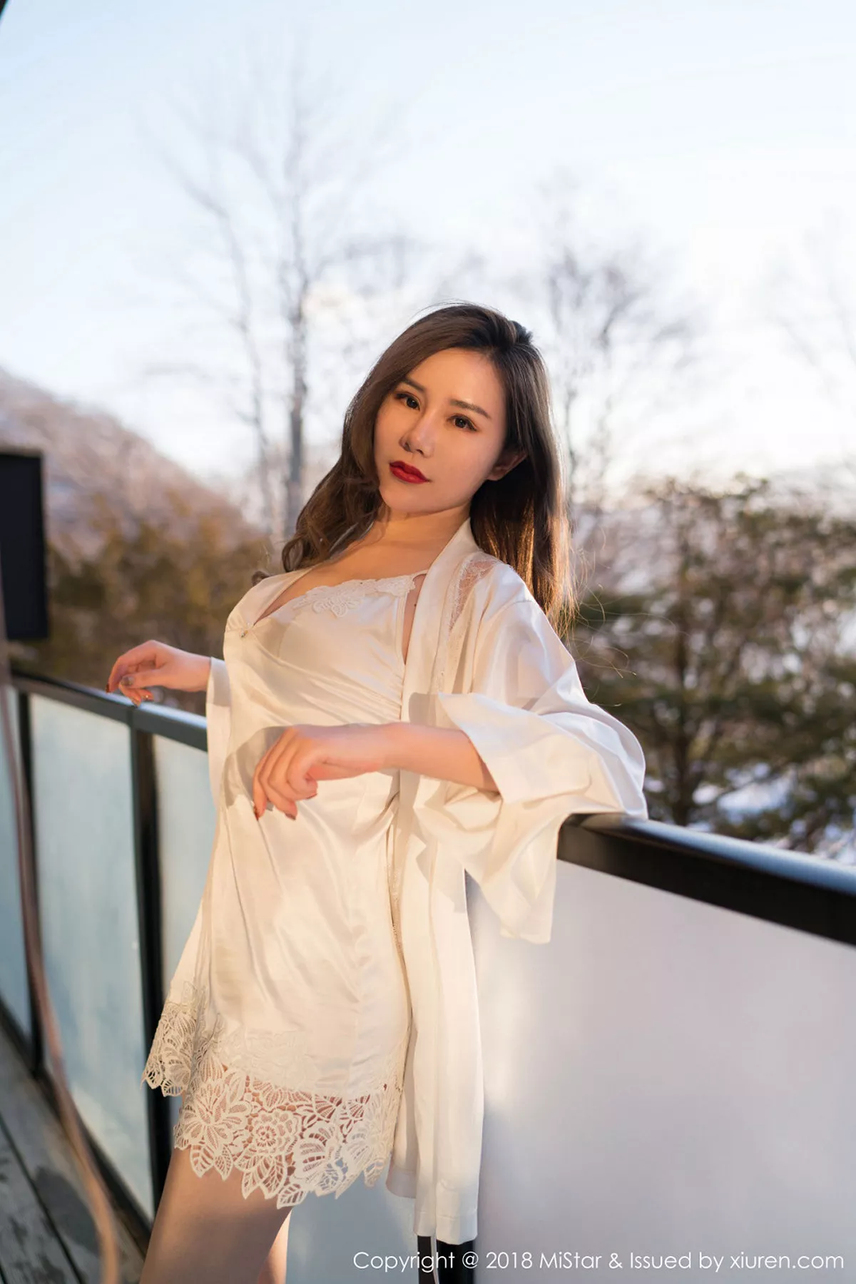 秀人集.com_[MiStar魅妍社]Vol.228_嫩模小奶昔Kyra北海道旅拍浴缸里蕾丝内衣湿身秀翘臀诱惑写真35P