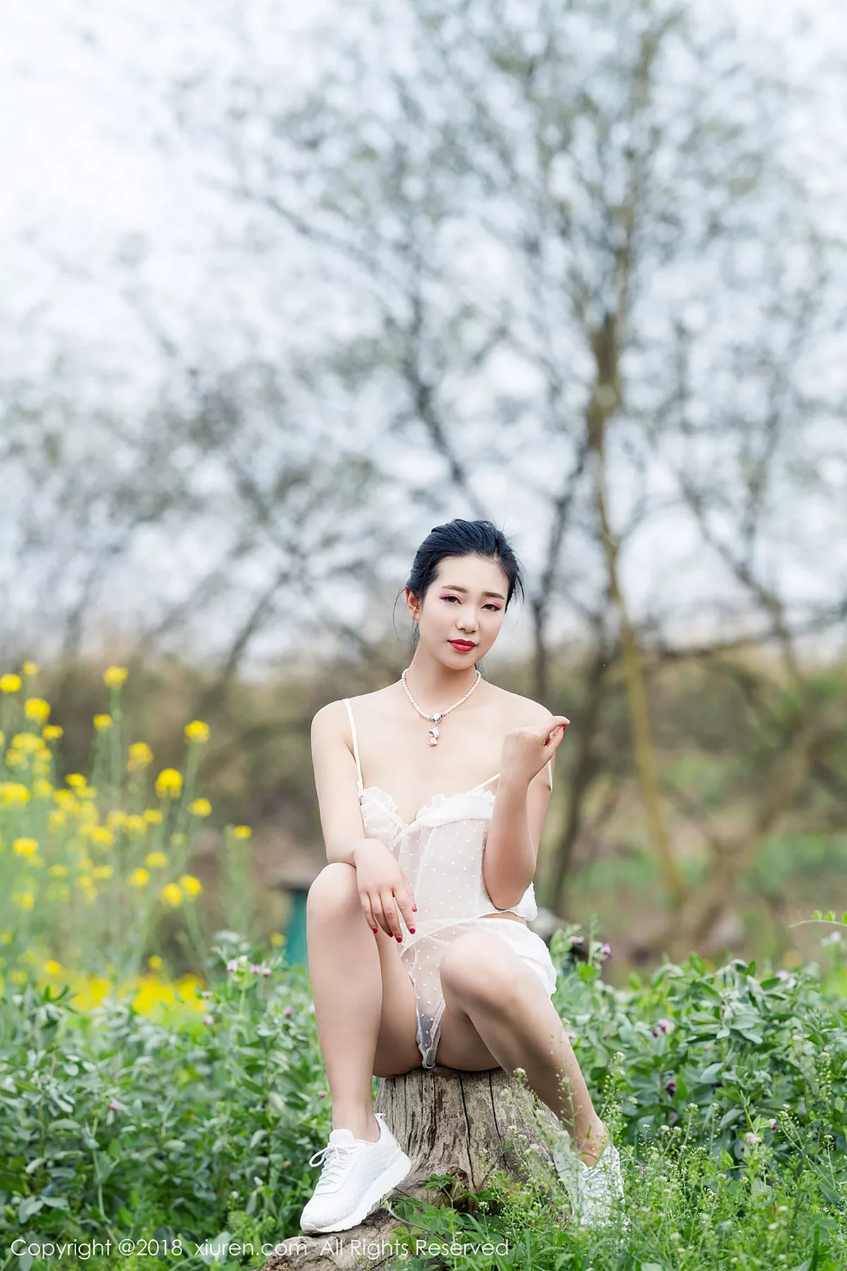 秀人集.com_[XiuRen秀人网]No.1058_女神宋KiKi户外蕾丝情趣内衣+白色蕾丝装大胆露出诱惑写真35P