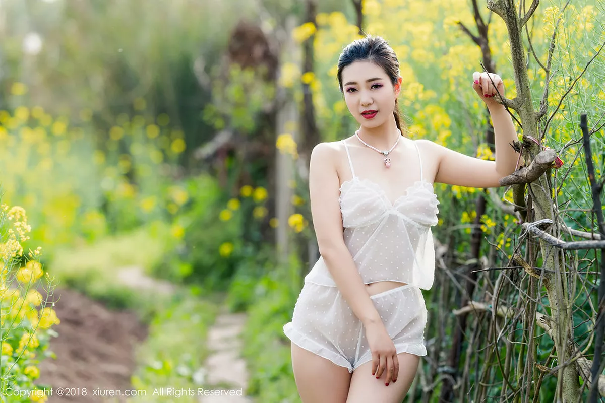 秀人集.com_[XiuRen秀人网]No.1058_女神宋KiKi户外蕾丝情趣内衣+白色蕾丝装大胆露出诱惑写真35P