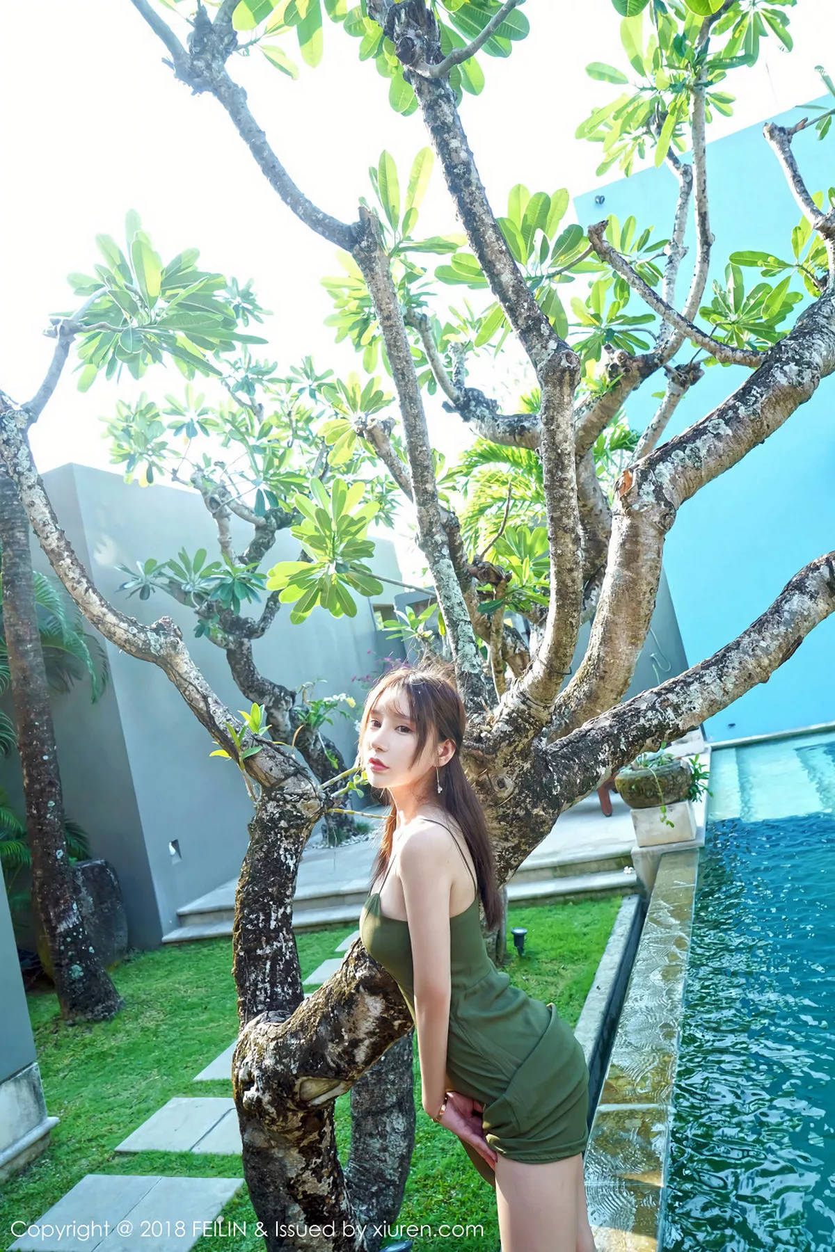 秀人集.com_[FeiLin嗲囡囡]Vol.144_美女主播周于希泳池里性感连体比基尼秀完美身材写真43P