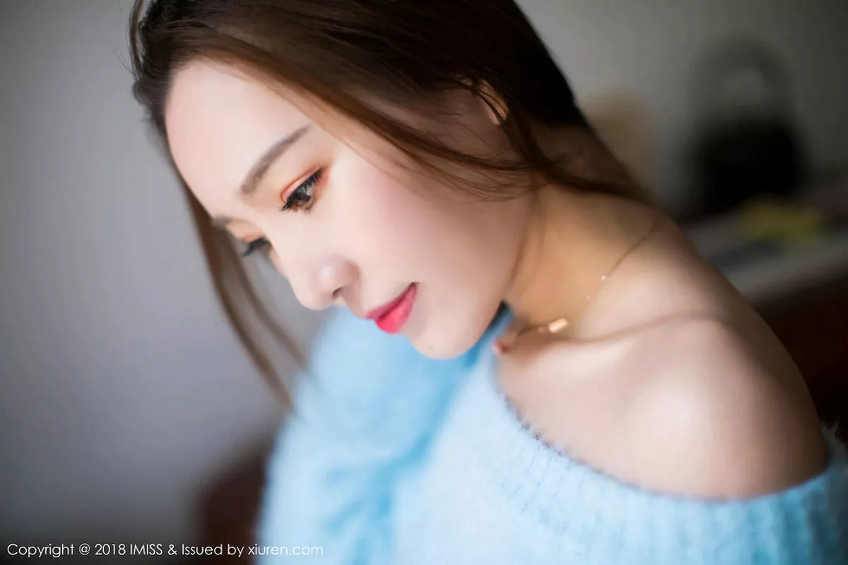 秀人集.com_[IMISS爱蜜社]Vol.274_嫩模Katrina居家脱低胸蓝色毛衣秀性感内衣完美身材写真33P