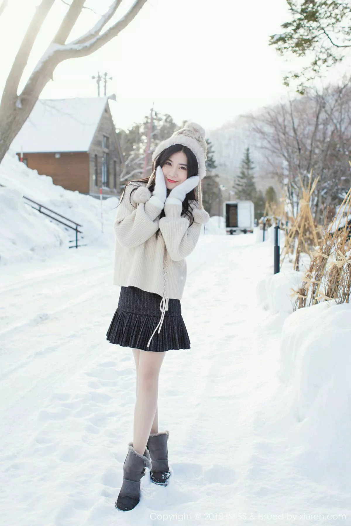 秀人集.com_[IMISS爱蜜社]Vol.272_女神许诺Sabrina北海道旅拍闪亮酒红色V领睡袍性感写真42P