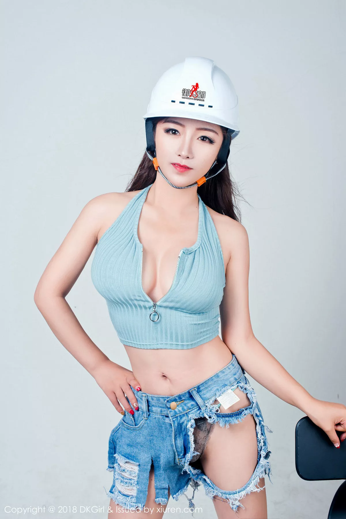 秀人集.com_[DKGirl御女郎]Vol.077_嫩模媛美人真空工装+全裸上身露丰乳肥臀惹火诱惑写真50P