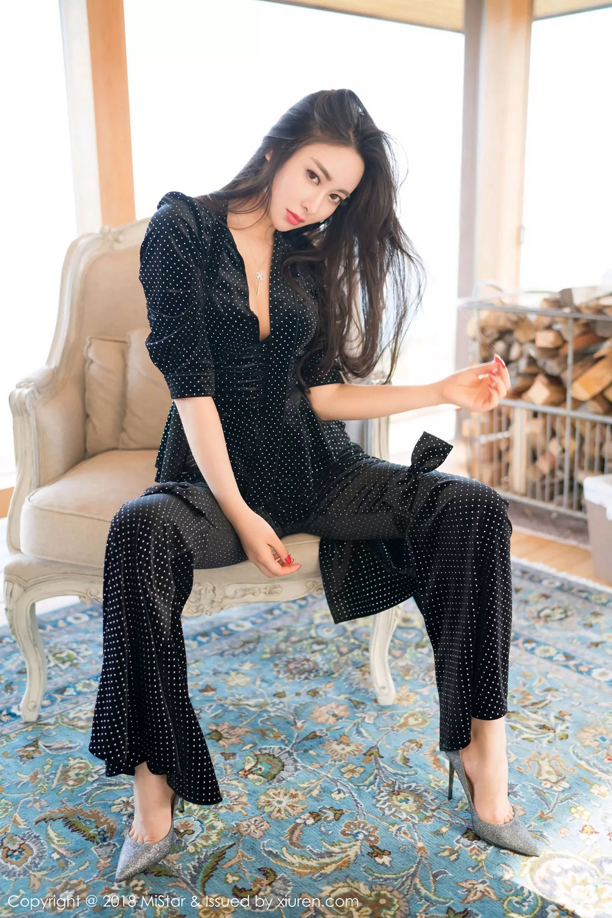 秀人集.com_[MiStar魅妍社]Vol.234_女神穆菲菲日本旅拍花色连身裙配无内肉丝裤袜惹火诱惑写真40P