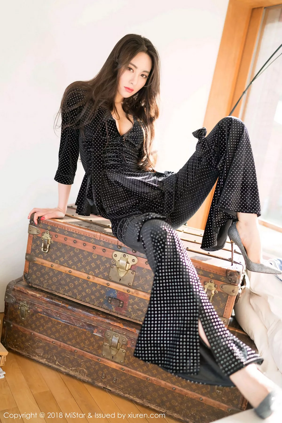 秀人集.com_[MiStar魅妍社]Vol.234_女神穆菲菲日本旅拍花色连身裙配无内肉丝裤袜惹火诱惑写真40P