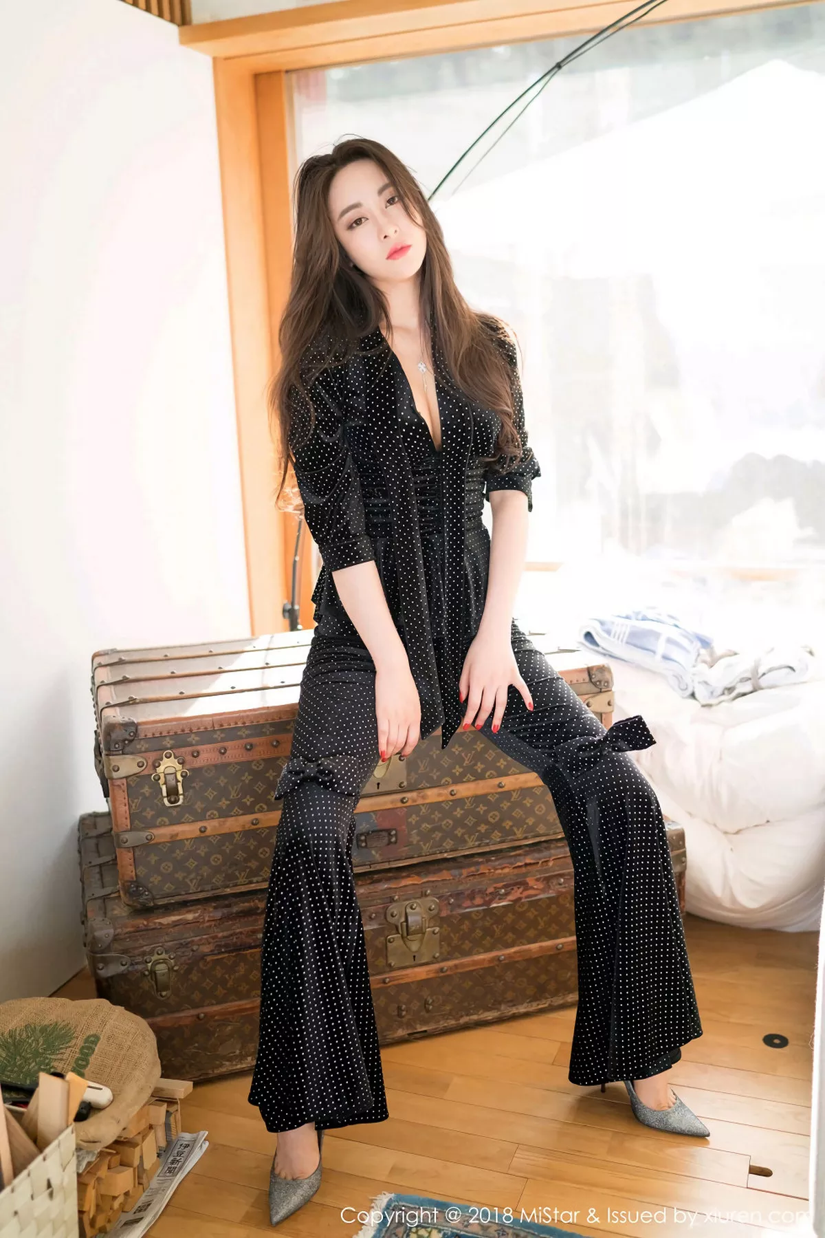 秀人集.com_[MiStar魅妍社]Vol.234_女神穆菲菲日本旅拍花色连身裙配无内肉丝裤袜惹火诱惑写真40P