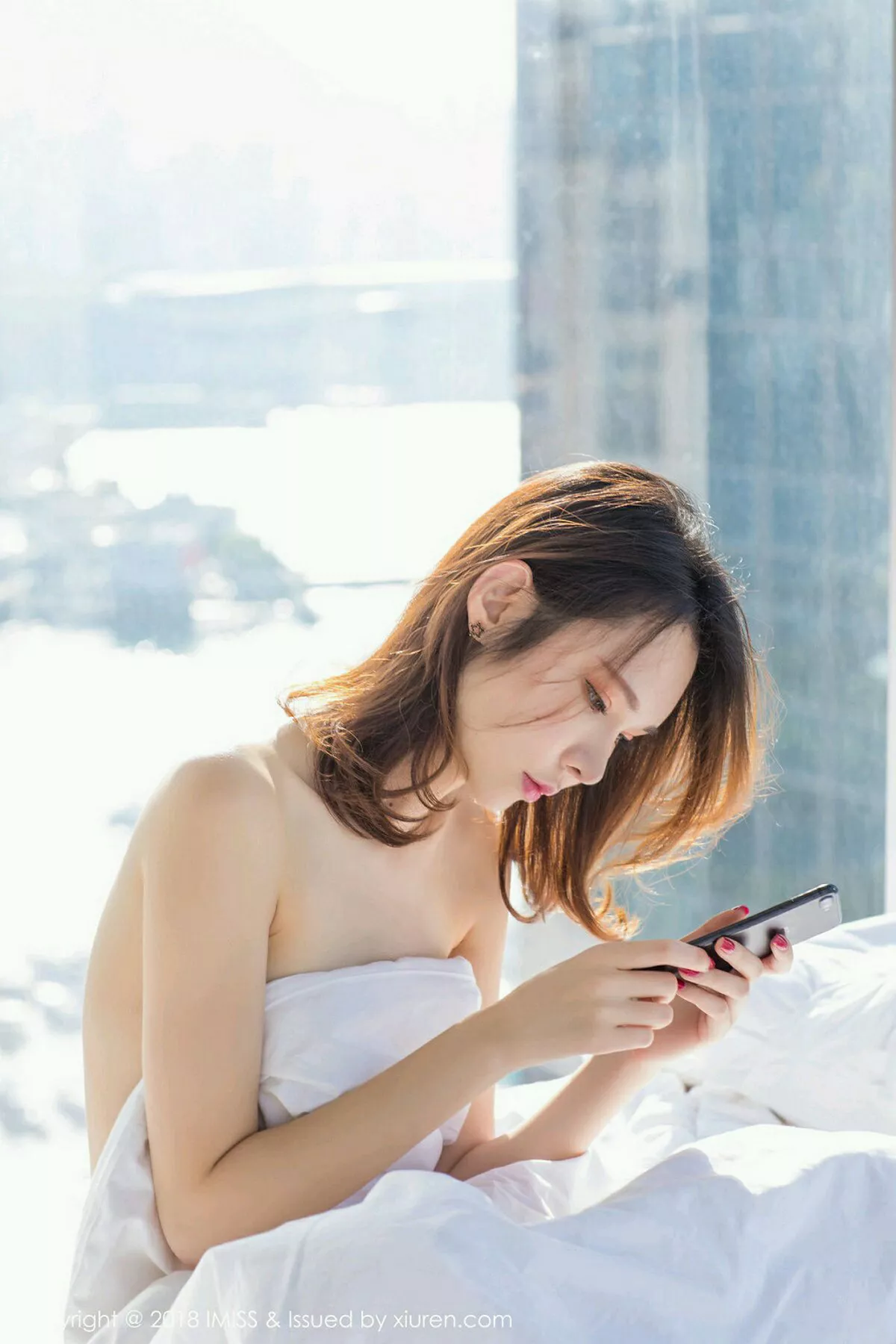 秀人集.com_[IMISS爱蜜社]Vol.273_女神萌琪琪Irene居家床上全裸上身半露豪乳撩人诱惑写真56P