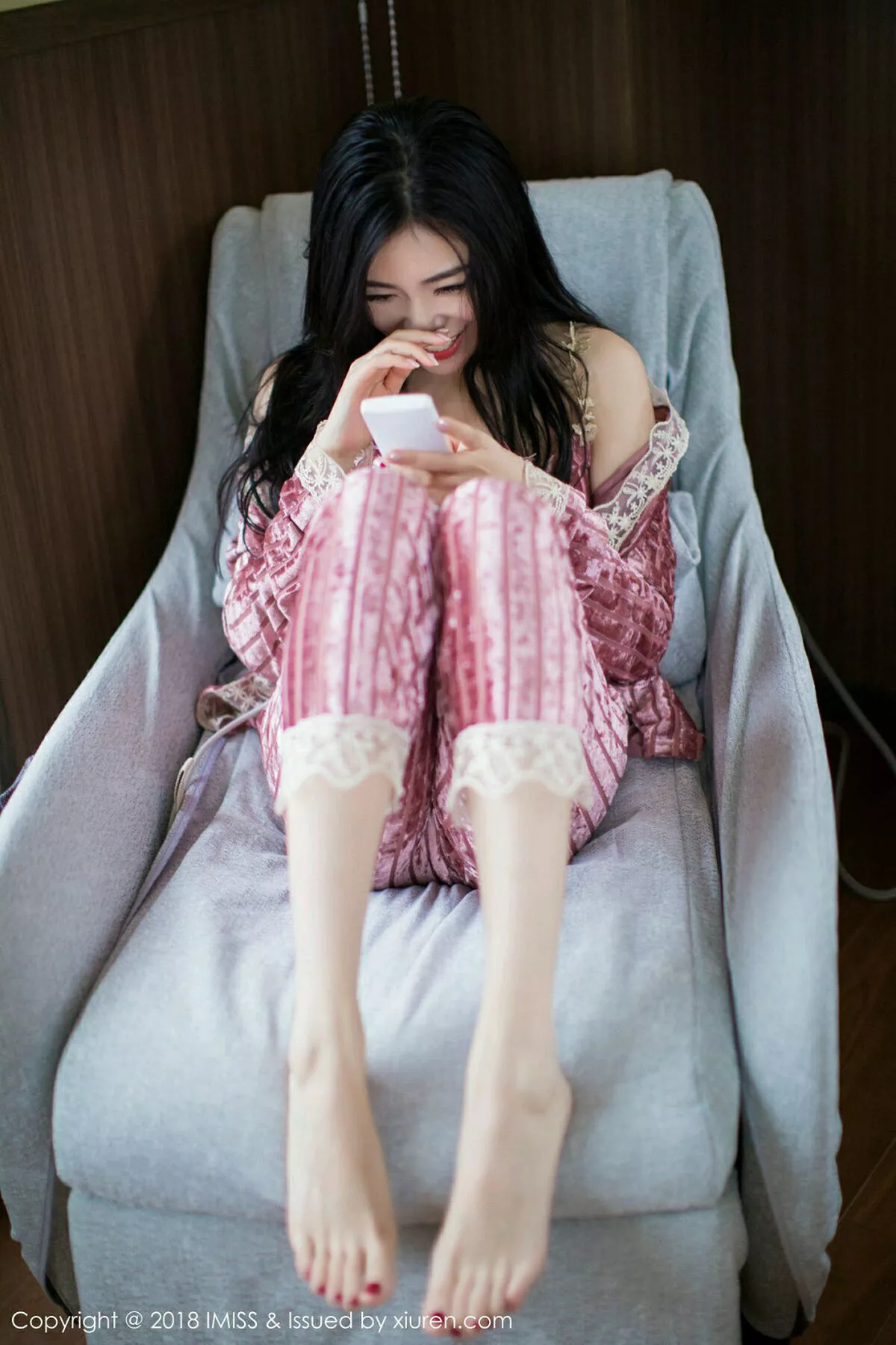 秀人集.com_[IMISS爱蜜社]Vol.272_女神许诺Sabrina北海道旅拍闪亮酒红色V领睡袍性感写真42P