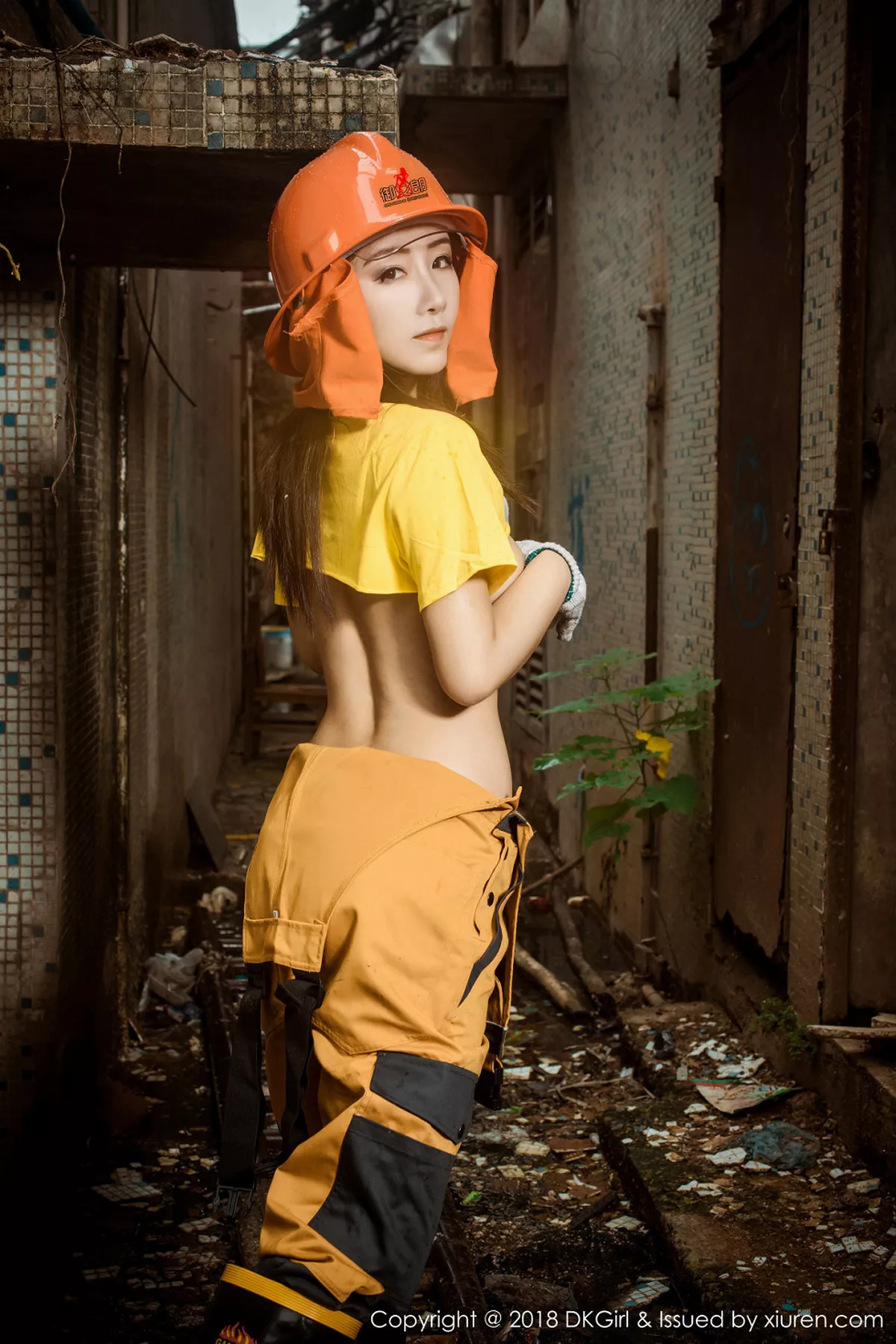 秀人集.com_[DKGirl御女郎]Vol.077_嫩模媛美人真空工装+全裸上身露丰乳肥臀惹火诱惑写真50P