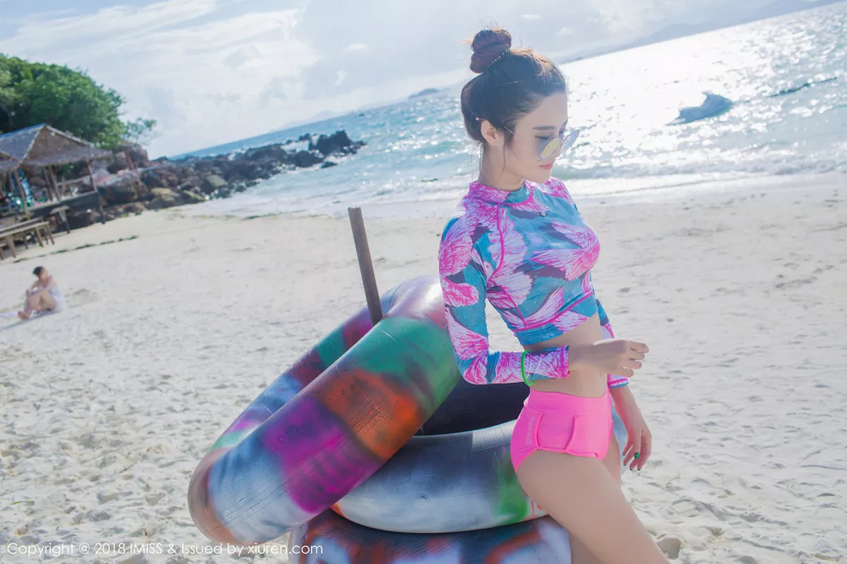 秀人集.com_[IMISS爱蜜社]Vol.279_丽质美女艾司沙滩边红色内裤+泳池边性感比基尼秀完美身材写真52P