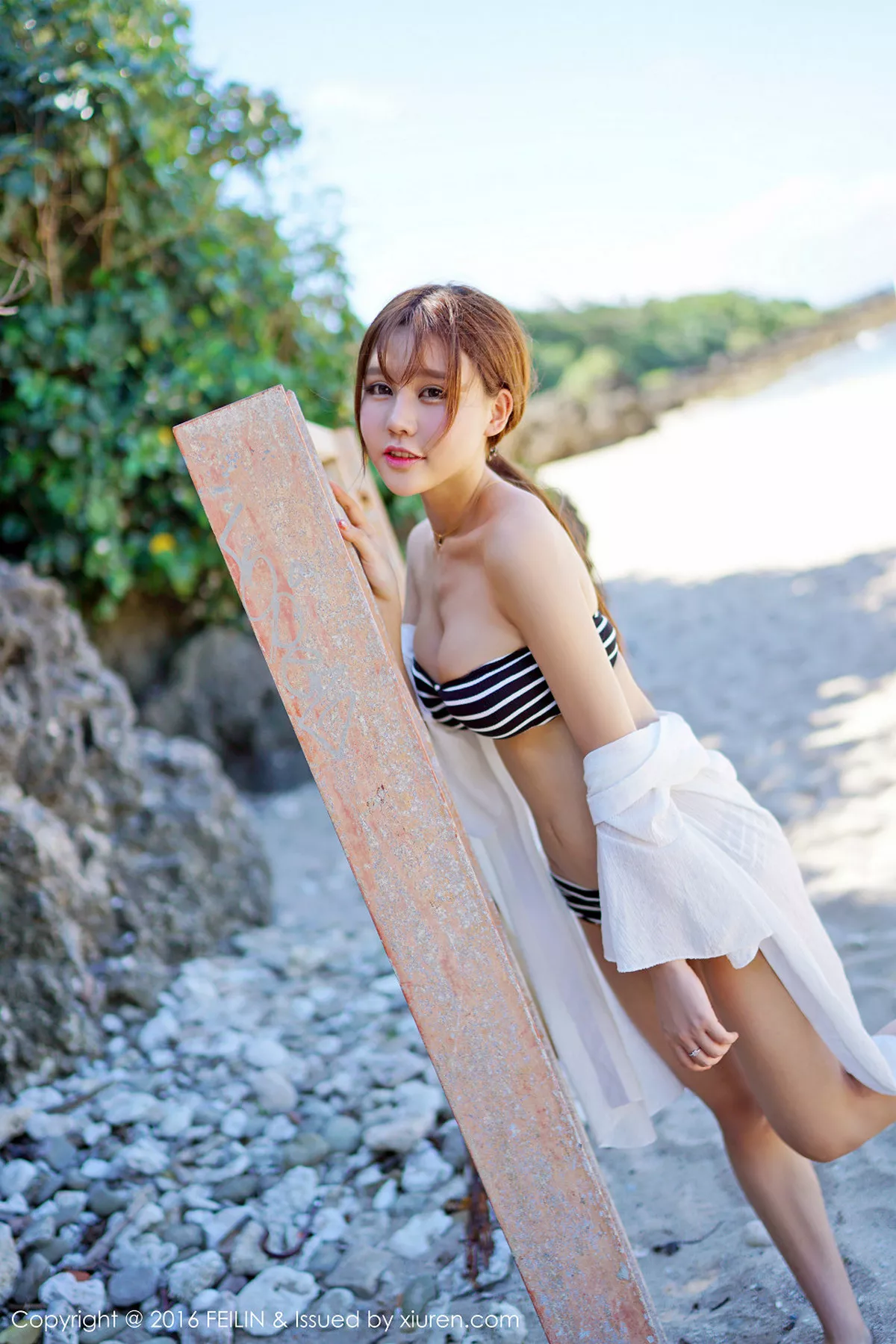 秀人集.com_[FeiLin嗲囡囡]Vol.045_嫩模Milk楚楚沙滩花色比基尼秀完美身材性感写真46P