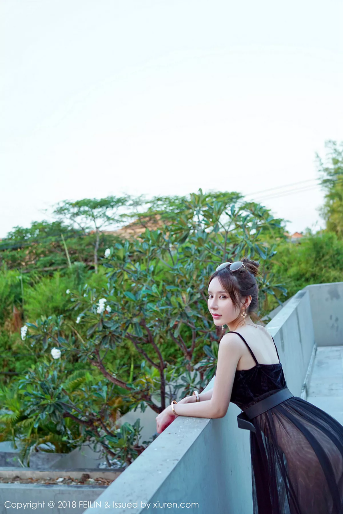 秀人集.com_[FeiLin嗲囡囡]Vol.163_女神周于希菲律宾旅拍无内黑丝裤袜+泳池真空薄纱诱惑写真41P