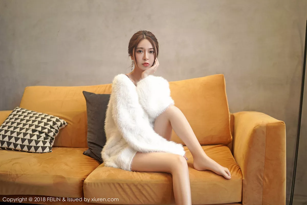 秀人集.com_[FeiLin嗲囡囡]Vol.165_清甜美女luna张静燕皮草下性感黑色内衣秀完美身材写真40P