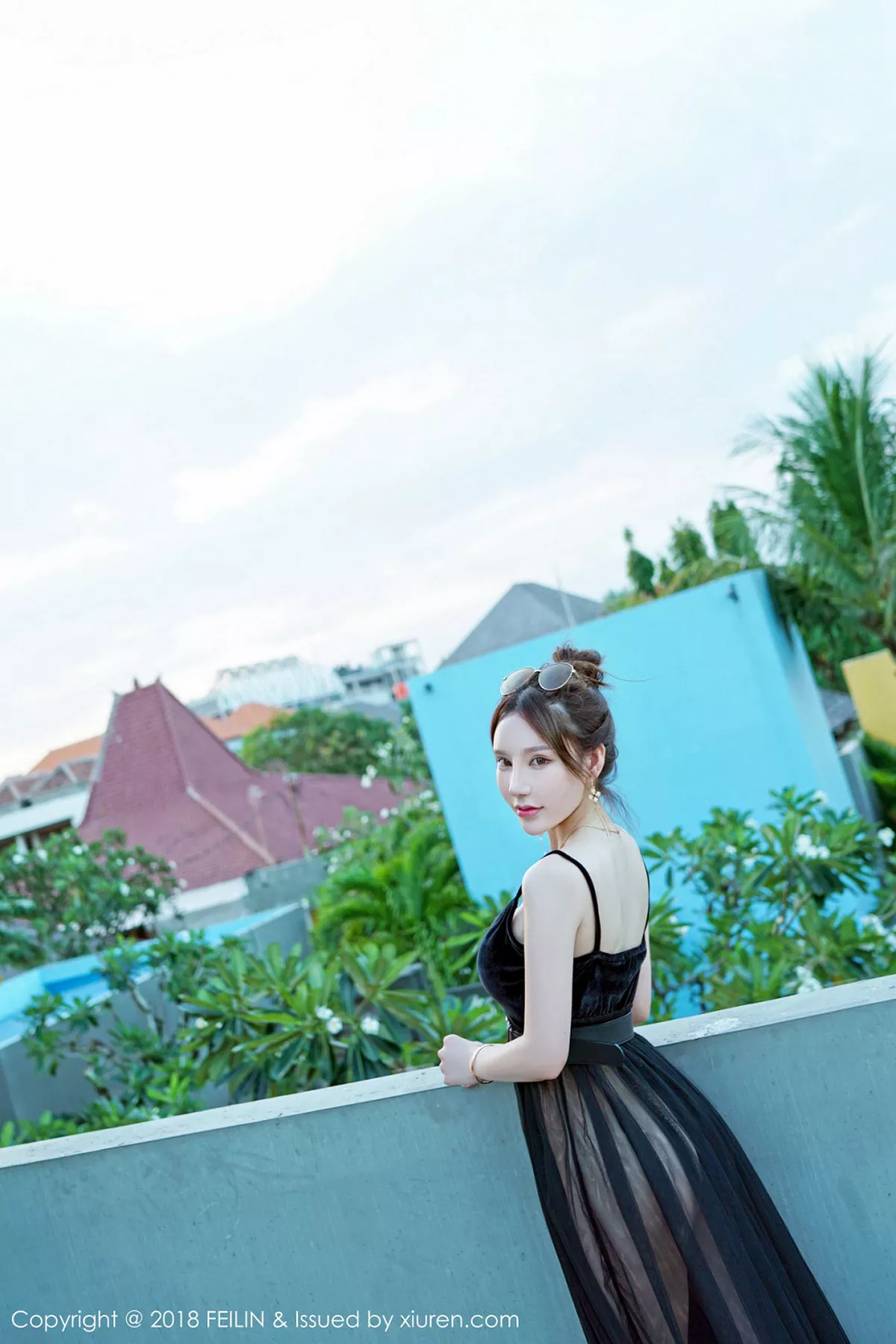 秀人集.com_[FeiLin嗲囡囡]Vol.163_女神周于希菲律宾旅拍无内黑丝裤袜+泳池真空薄纱诱惑写真41P