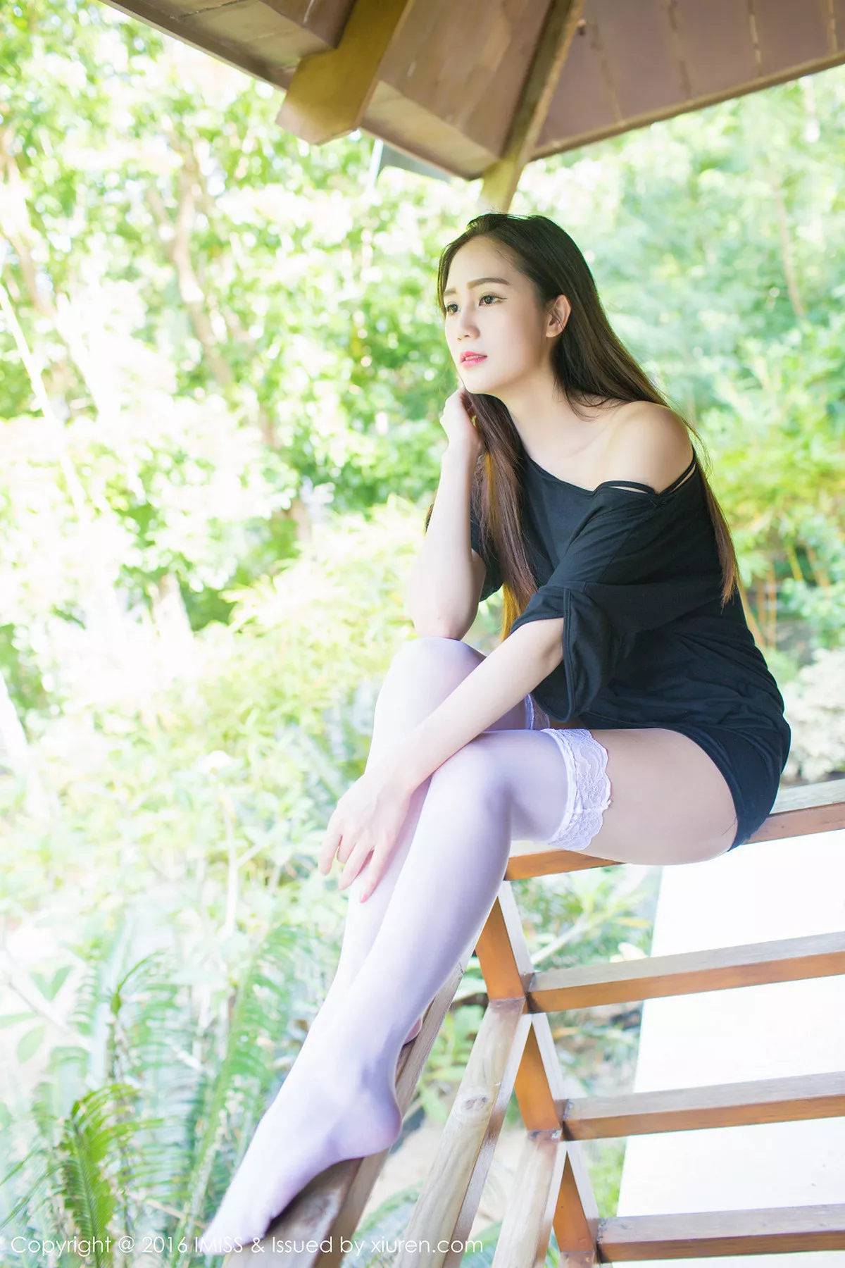 秀人集.com_[IMISS爱蜜社]Vol.062_高挑美女SISY思薄荷岛旅拍白色蕾丝袜美腿玉足性感写真50P